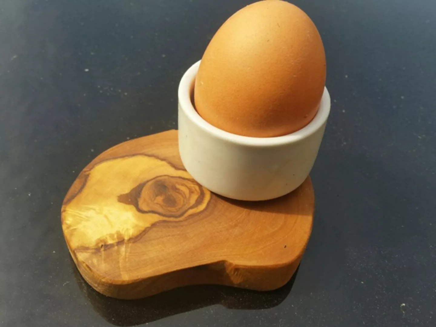 Eierbecher Florenz Aus Porzellan Auf Rustikalem Olivenholzsockel günstig online kaufen