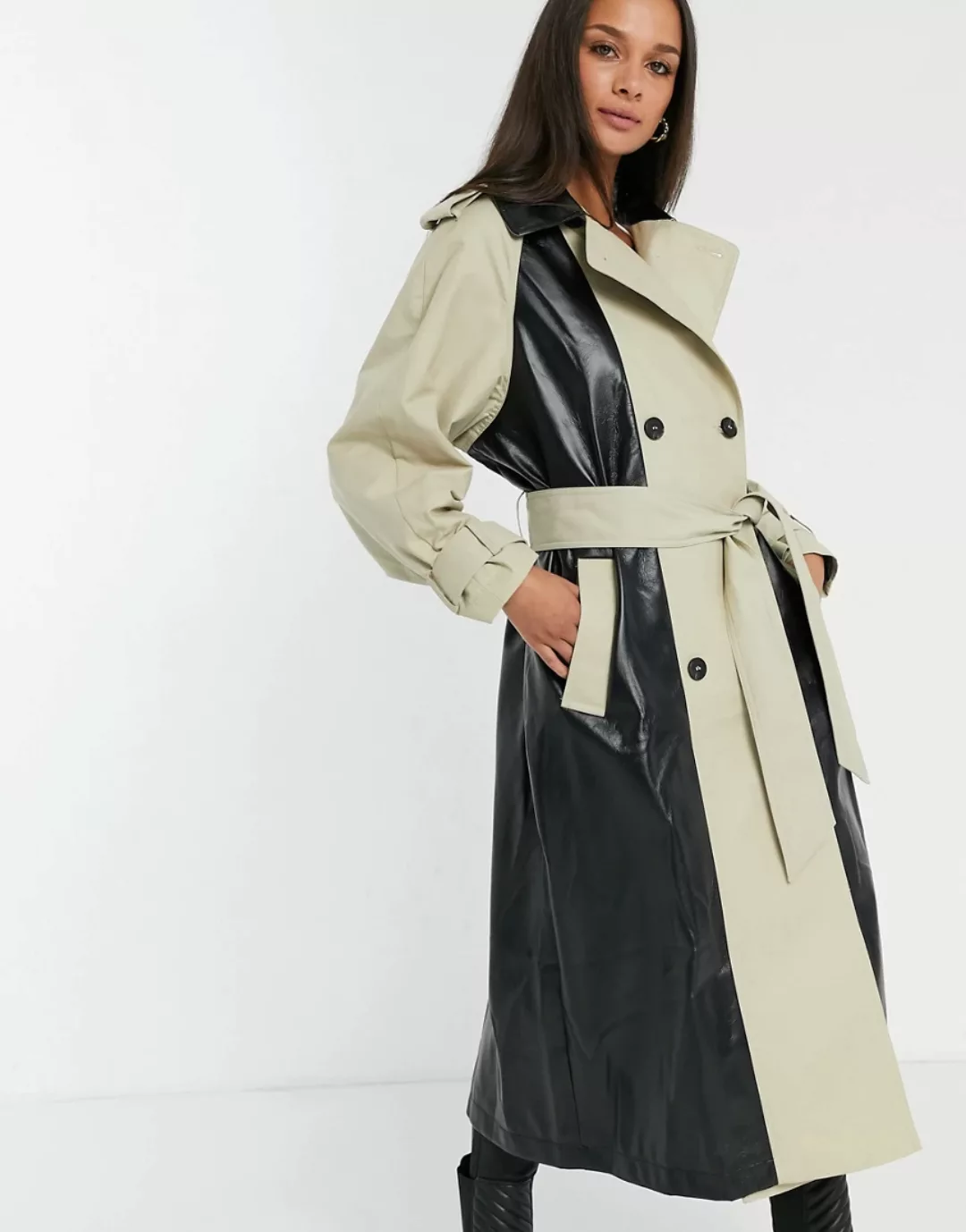 ASOS DESIGN – Gespleißter Trenchcoat aus Vinyl in Stein und Schwarz-Neutral günstig online kaufen