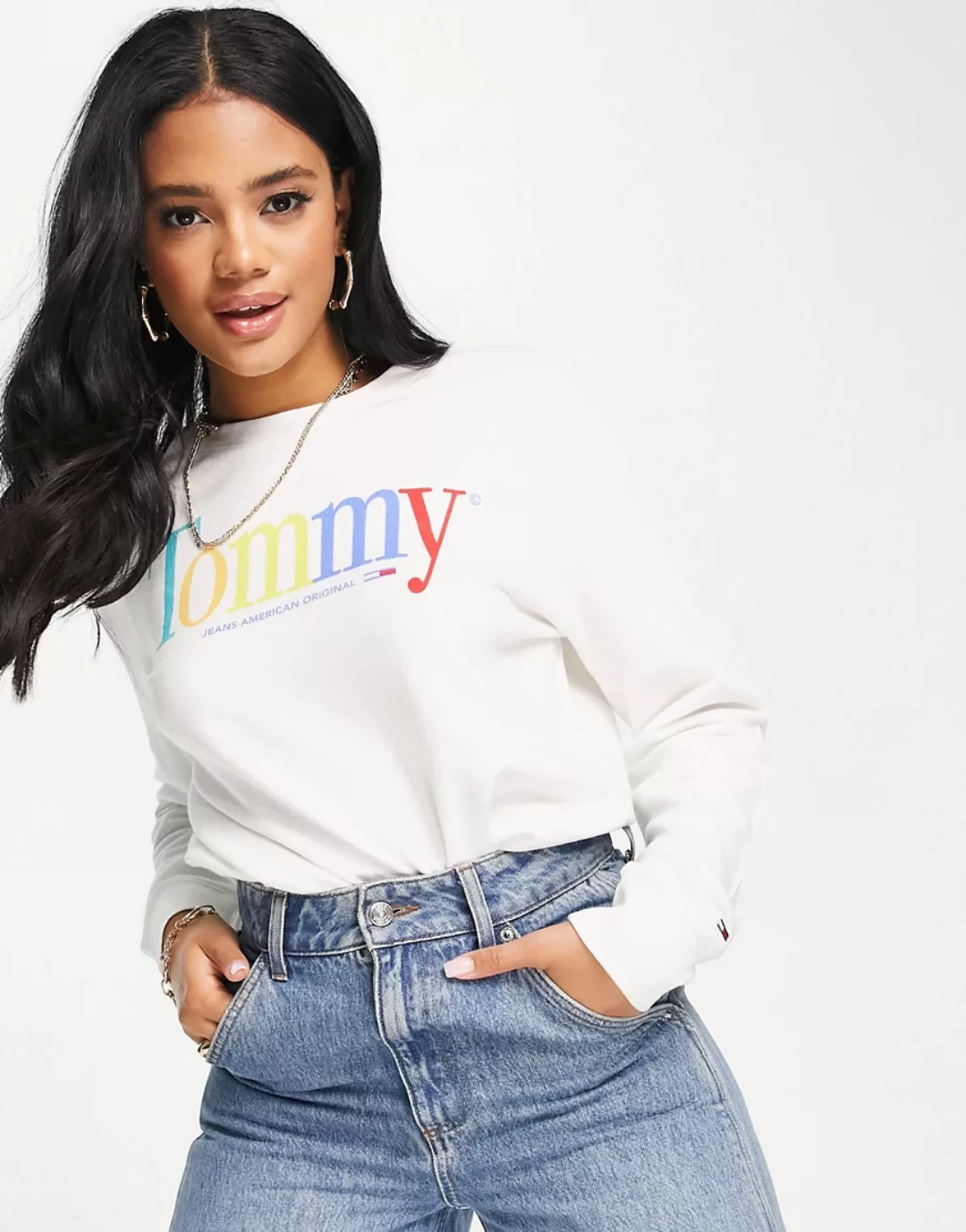 Tommy Jeans – Langärmliges Oberteil in Weiß mit Logo in Regenbogenfarben günstig online kaufen