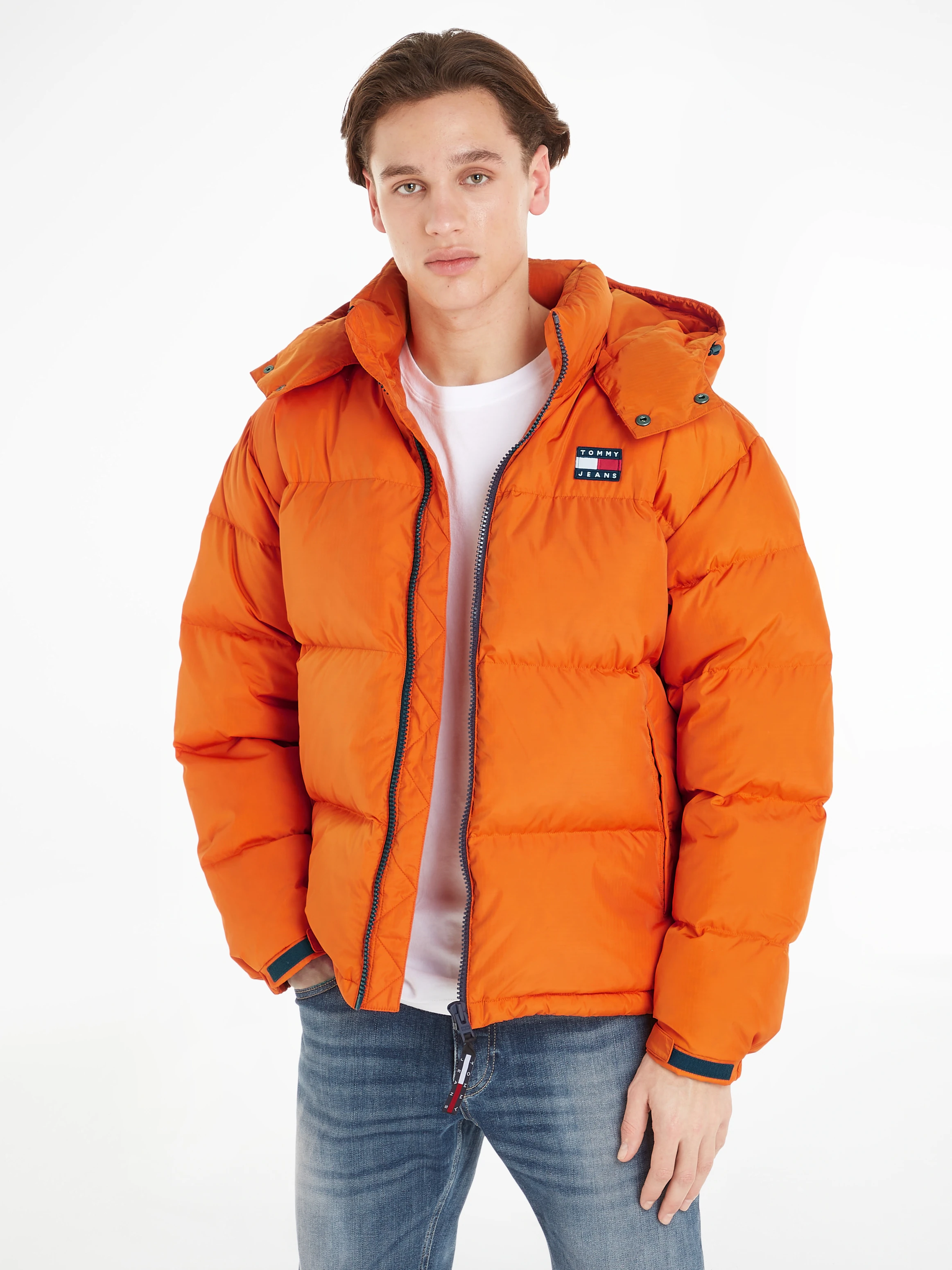 Tommy Jeans Steppjacke "TJM ALASKA PUFFER", mit Kapuze, mit Markenlabel günstig online kaufen