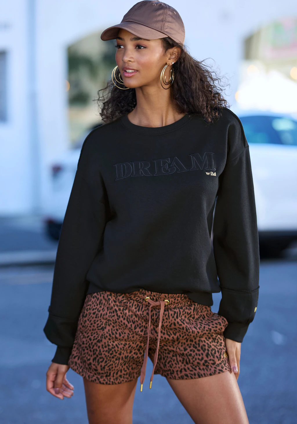 Buffalo Sweatshorts, mit seitlichem Rippeinsatz und Logostickerei günstig online kaufen