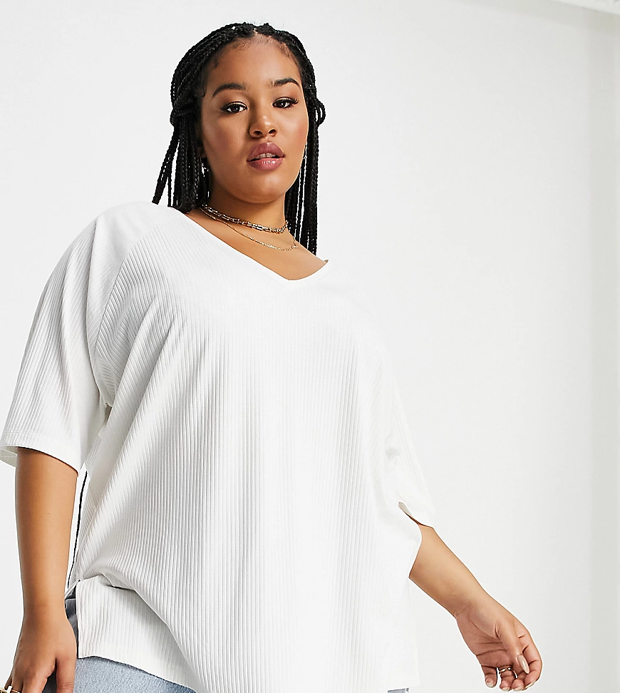 ASOS DESIGN Curve – Geripptes Oversize-Oberteil in Weiß mit V-Ausschnitt günstig online kaufen