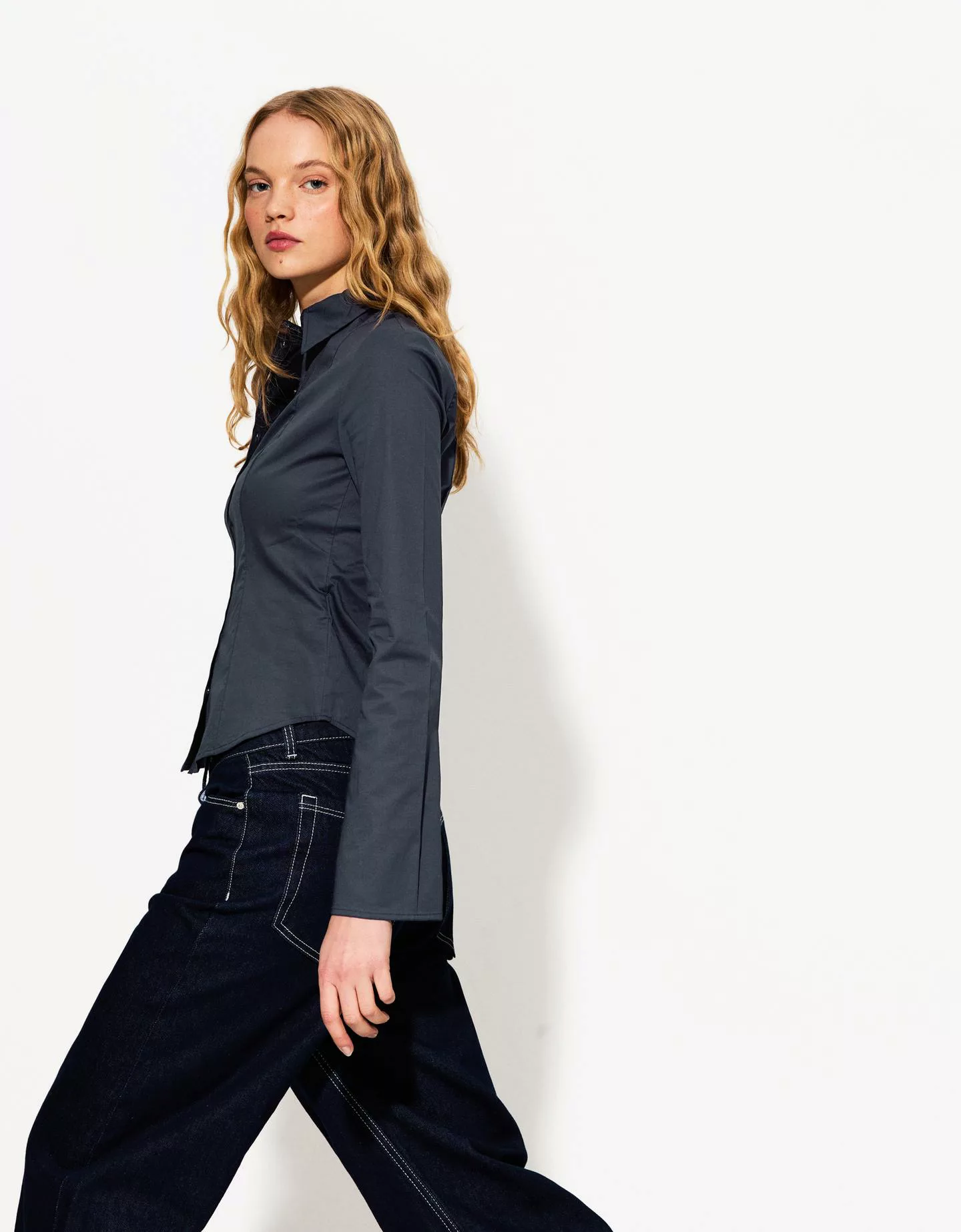 Bershka Figurbetontes Hemd Mit Ärmeln Im Schlaghosen-Stil Damen Xs Marinenb günstig online kaufen