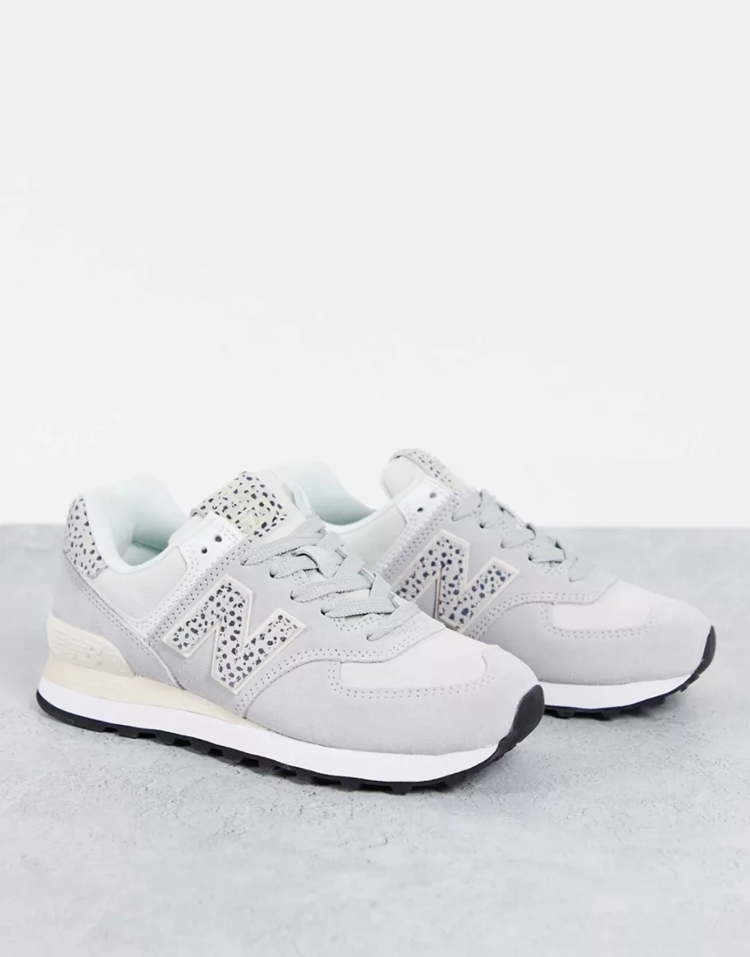 New Balance – 574 – Sneaker in Weiß mit Leopardenmuster, exklusiv bei ASOS günstig online kaufen