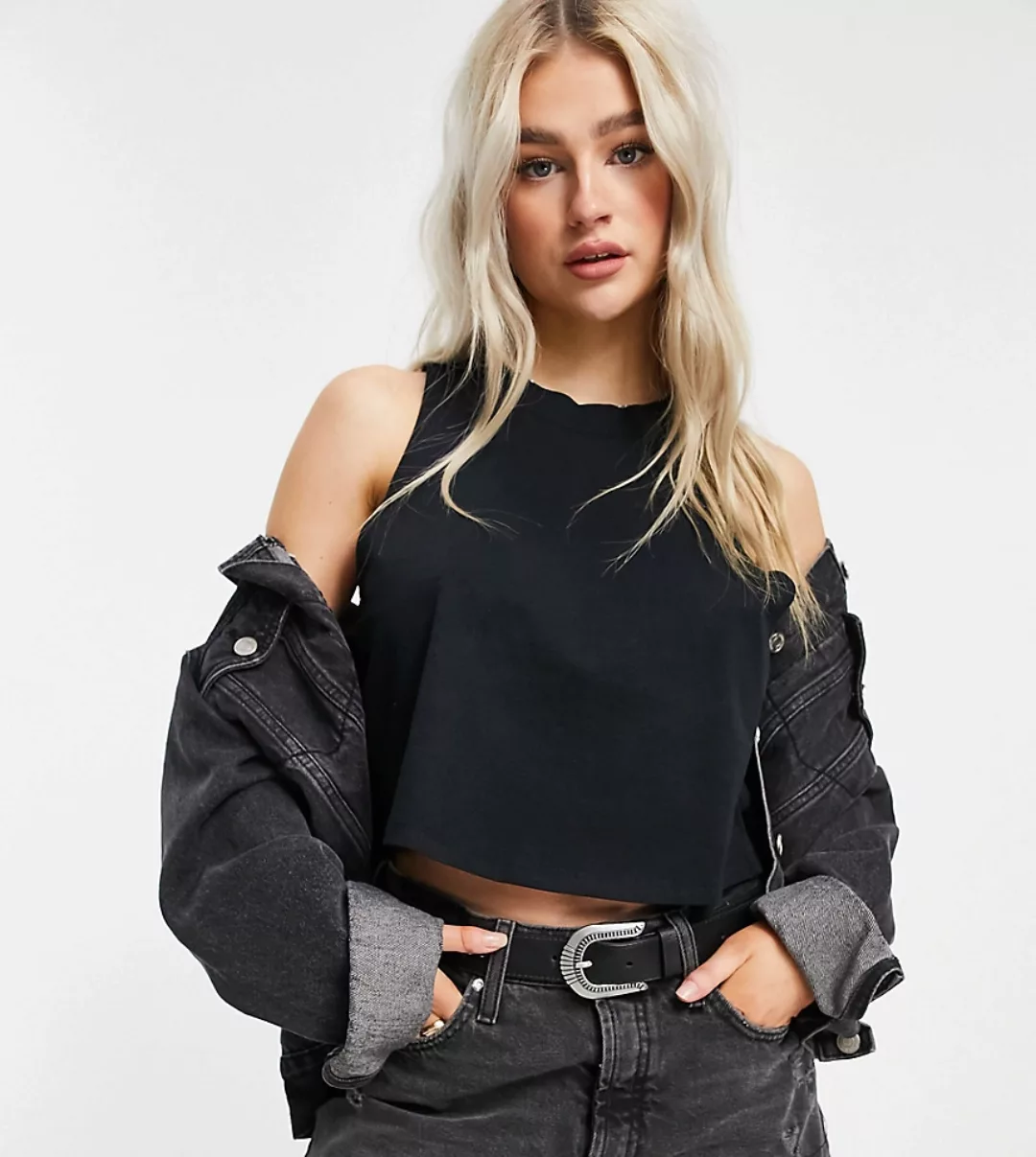 ASOS DESIGN Petite – Ausgestelltes, kurzes Trägershirt in Schwarz günstig online kaufen