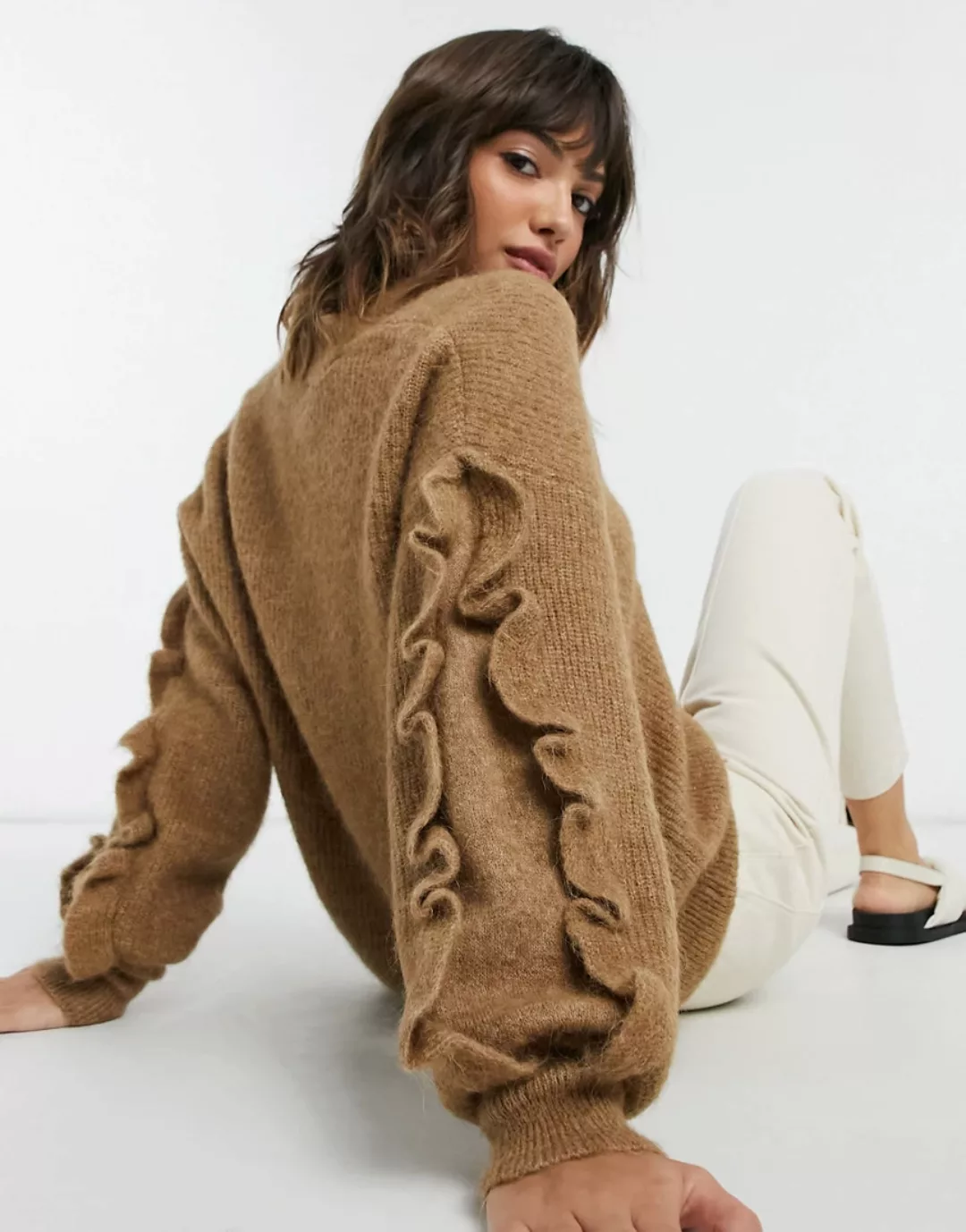 Selected Femme – Pullover mit V-Ausschnitt und Rüschenärmeln in Braun günstig online kaufen