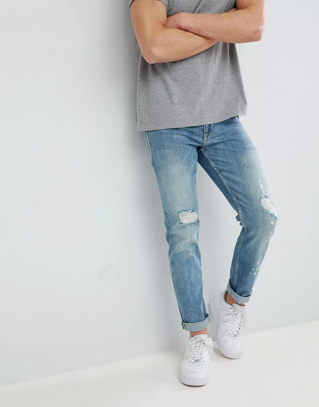 ASOS DESIGN – Schmale Stretch-Jeans mit Rissen in verwaschenem Mittelblau günstig online kaufen