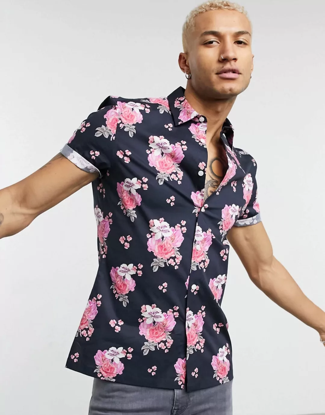 ASOS DESIGN – Schmal geschnittenes Stretch-Hemd in Marineblau mit Blumenmus günstig online kaufen