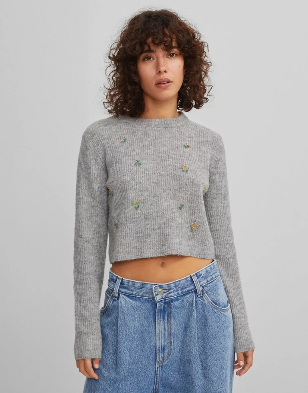 Bershka – Pullover mit Blumendetail in Anthrazit-Grau günstig online kaufen