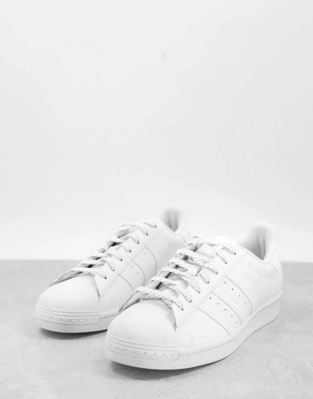 adidas Originals – Superstar – Sneaker in Weiß mit verzierten Schnürsenkeln günstig online kaufen