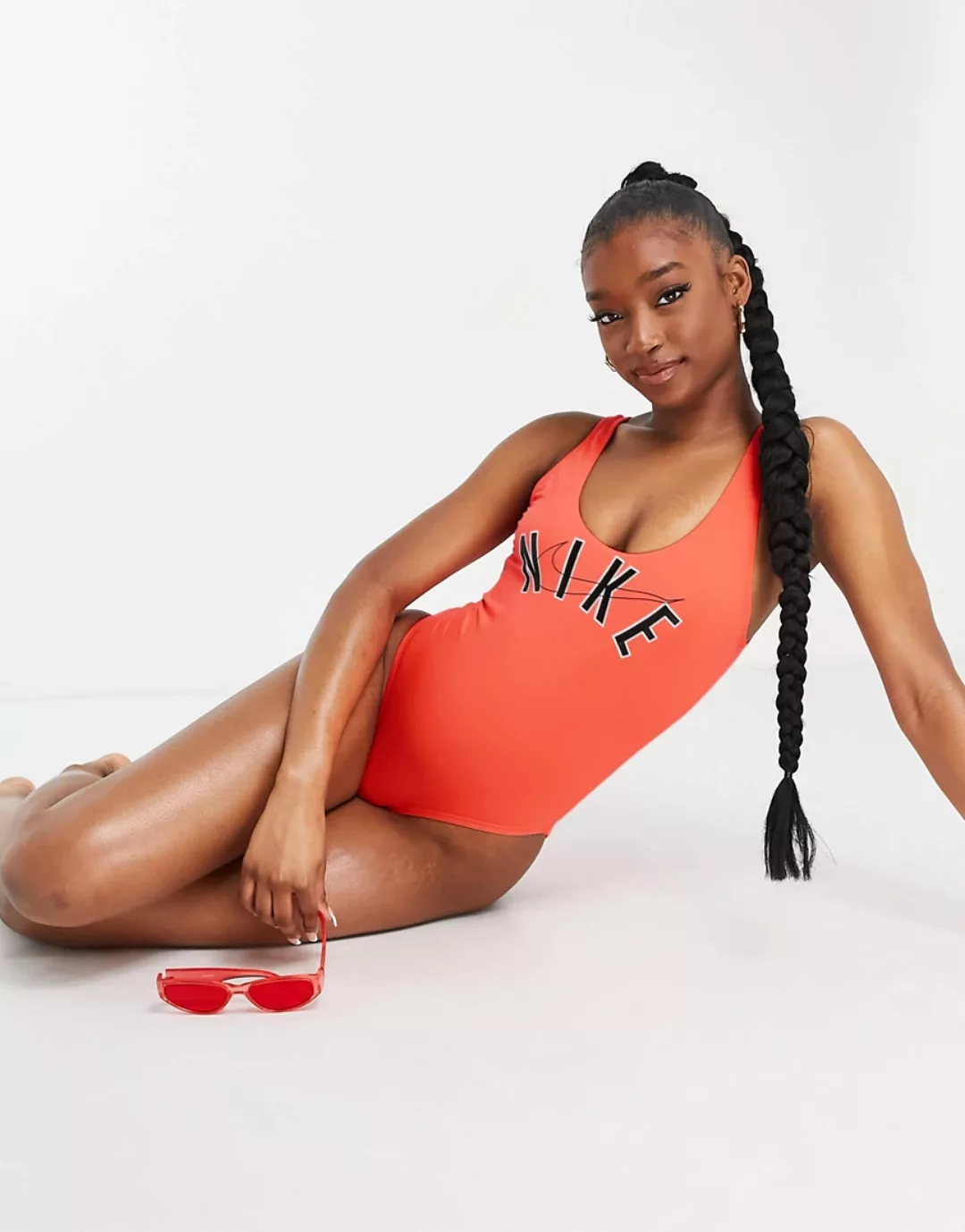 Nike – Swimming – Badeanzug in Rot mit Logo günstig online kaufen