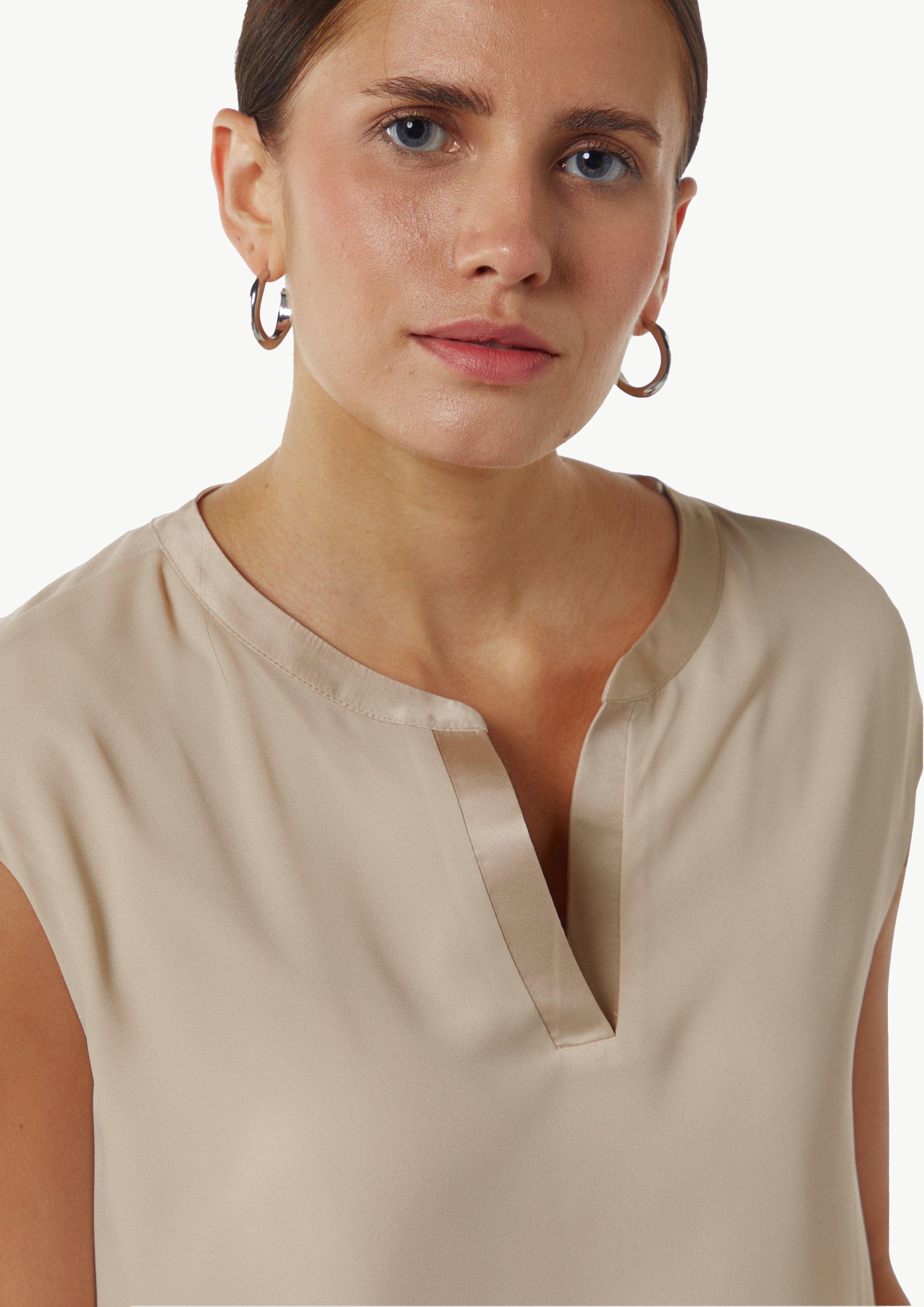 Comma Blusenshirt, mit geschlitztem Rundhals, Satin-Optik günstig online kaufen