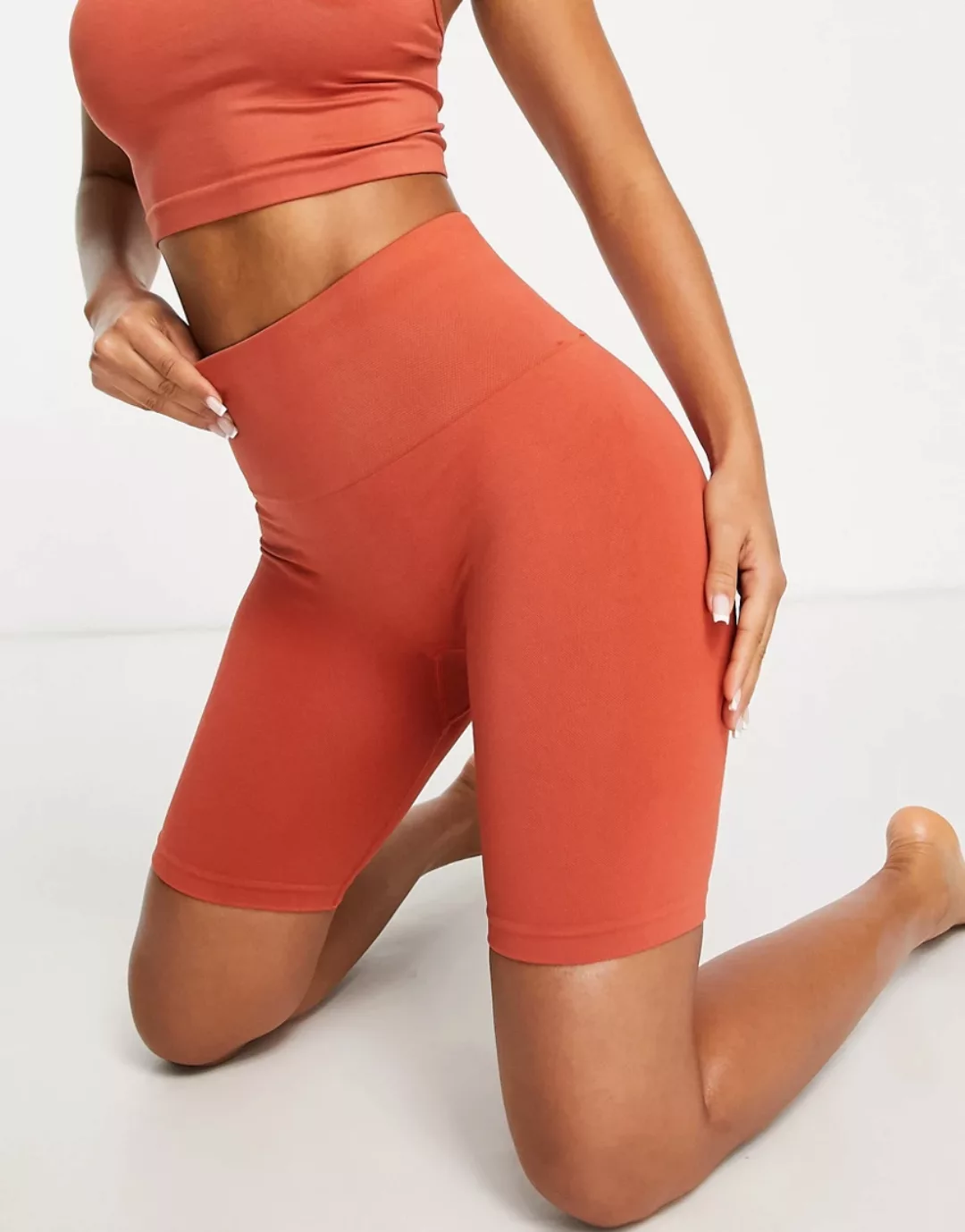 ASOS 4505 – Mehrlagige, figurformende Shorts aus Kompressionsjersey-Rot günstig online kaufen