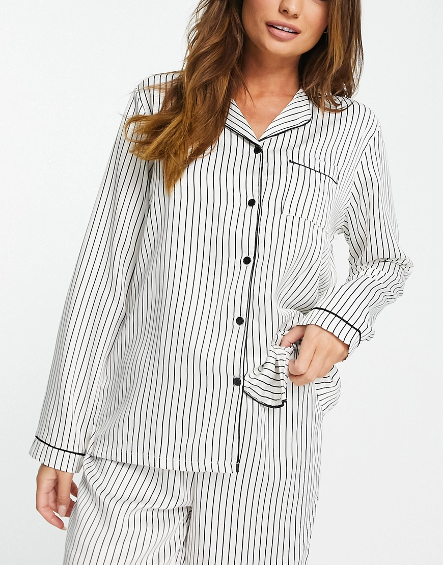 Loungeable – Satin-Pyjamahemd in Creme mit schwarzen Nadelstreifen, Kombite günstig online kaufen
