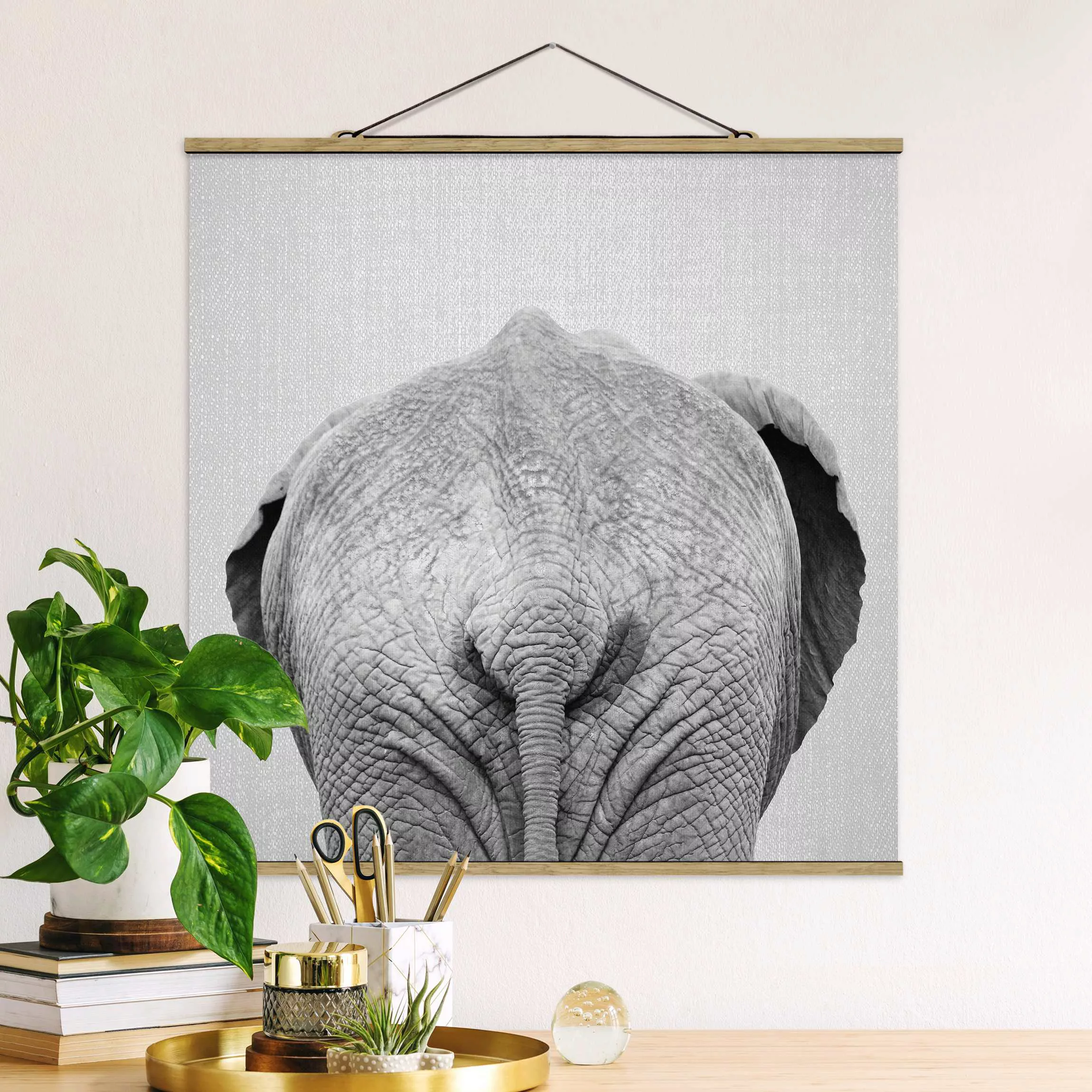 Stoffbild mit Posterleisten Elefant von hinten Schwarz Weiß günstig online kaufen