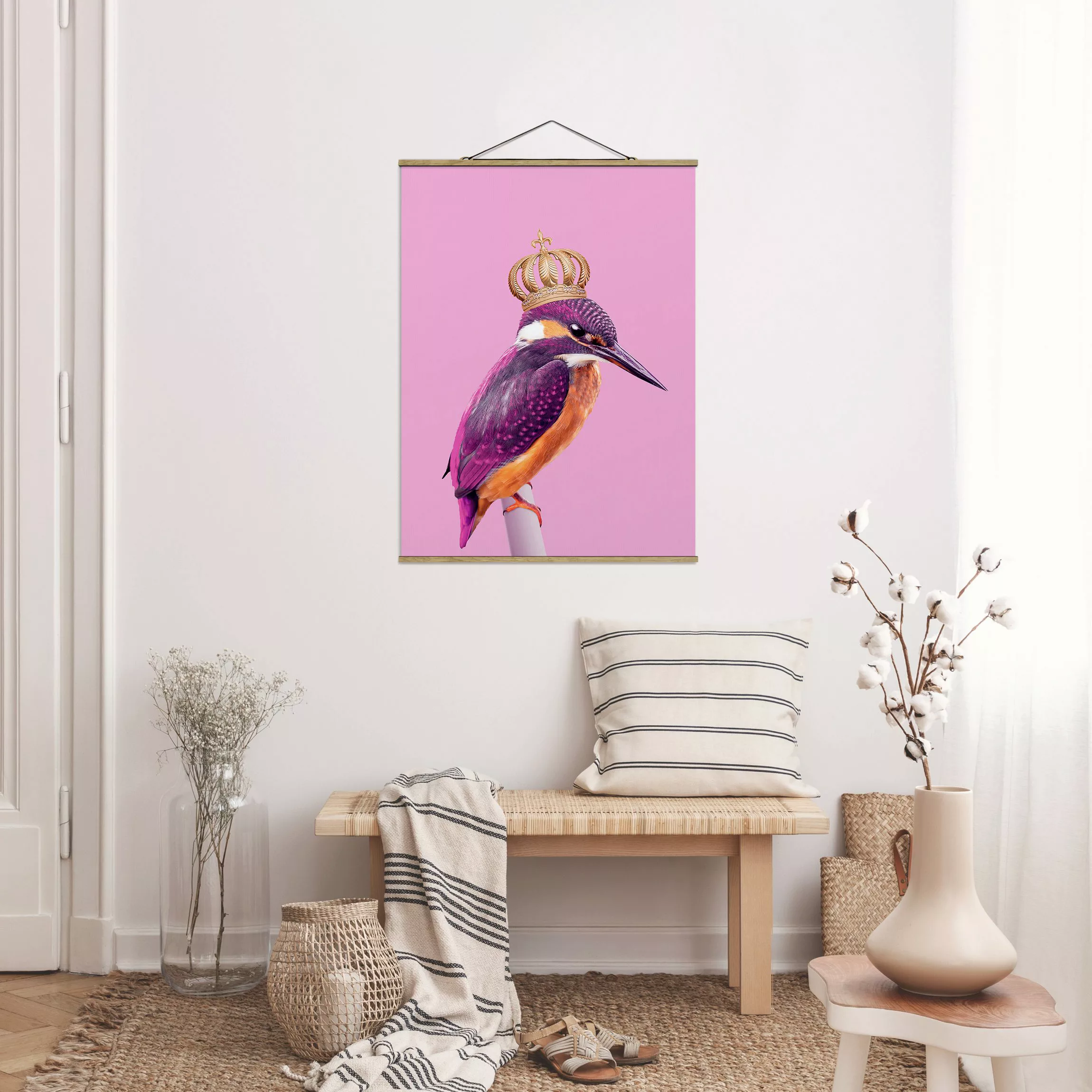 Stoffbild Tiere mit Posterleisten - Hochformat Rosa Eisvogel mit Krone günstig online kaufen