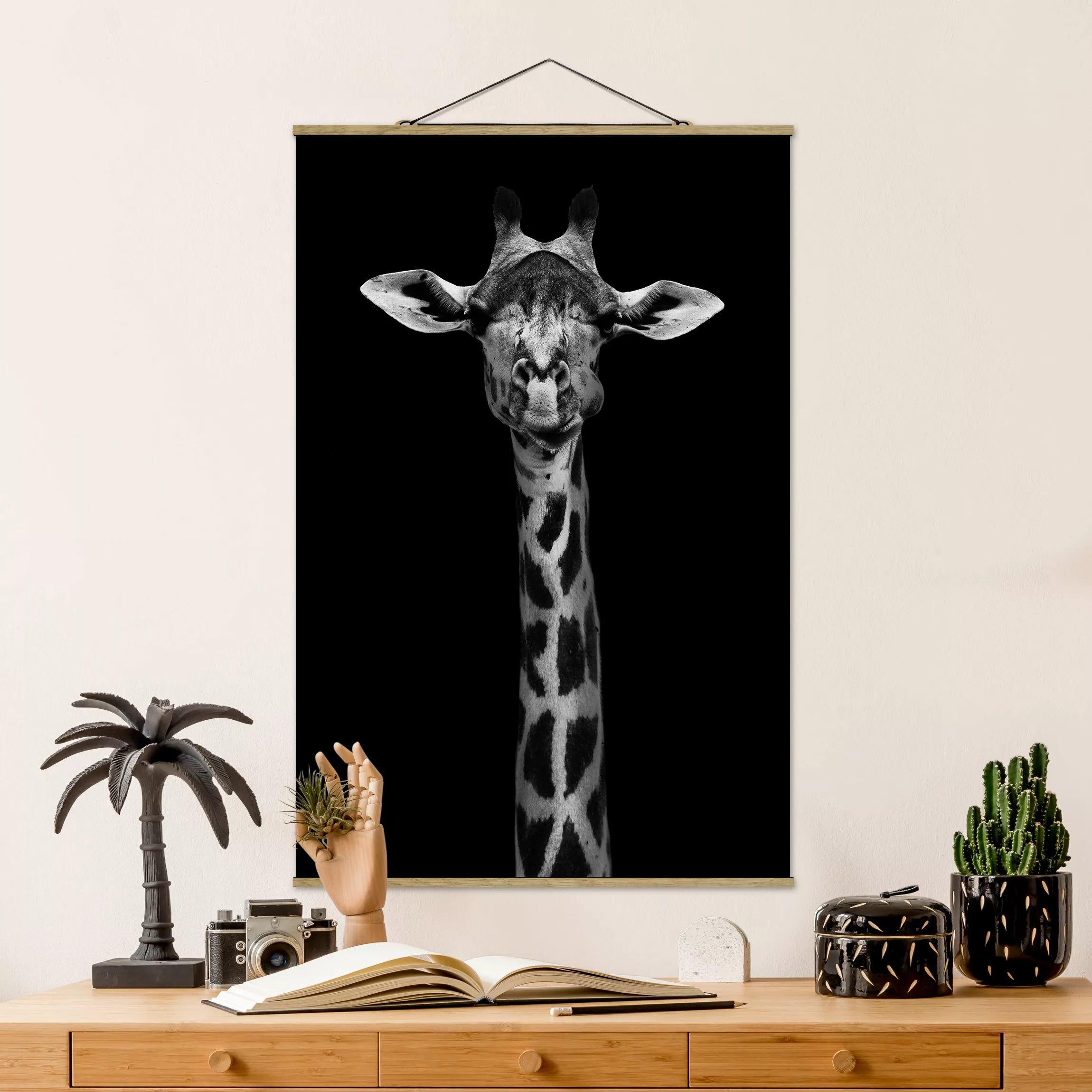 Stoffbild Tiere mit Posterleisten - Hochformat Dunkles Giraffen Portrait günstig online kaufen