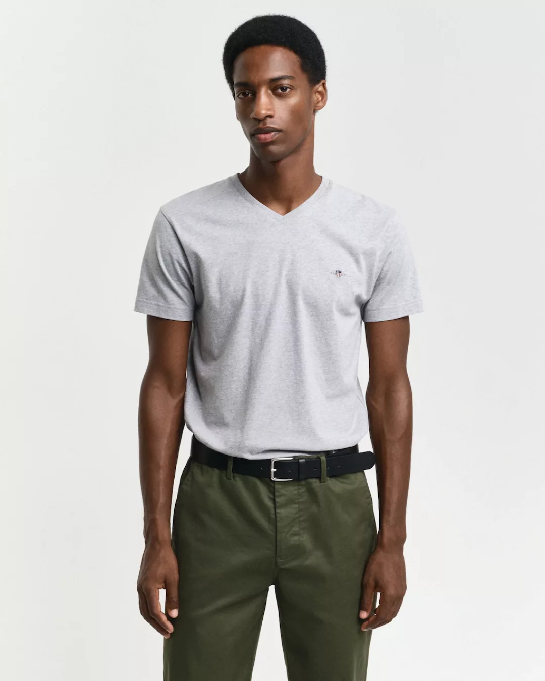 Gant T-Shirt SLIM SHIELD V-NECK T-SHIRT mit einer kleinen Logostickerei auf günstig online kaufen