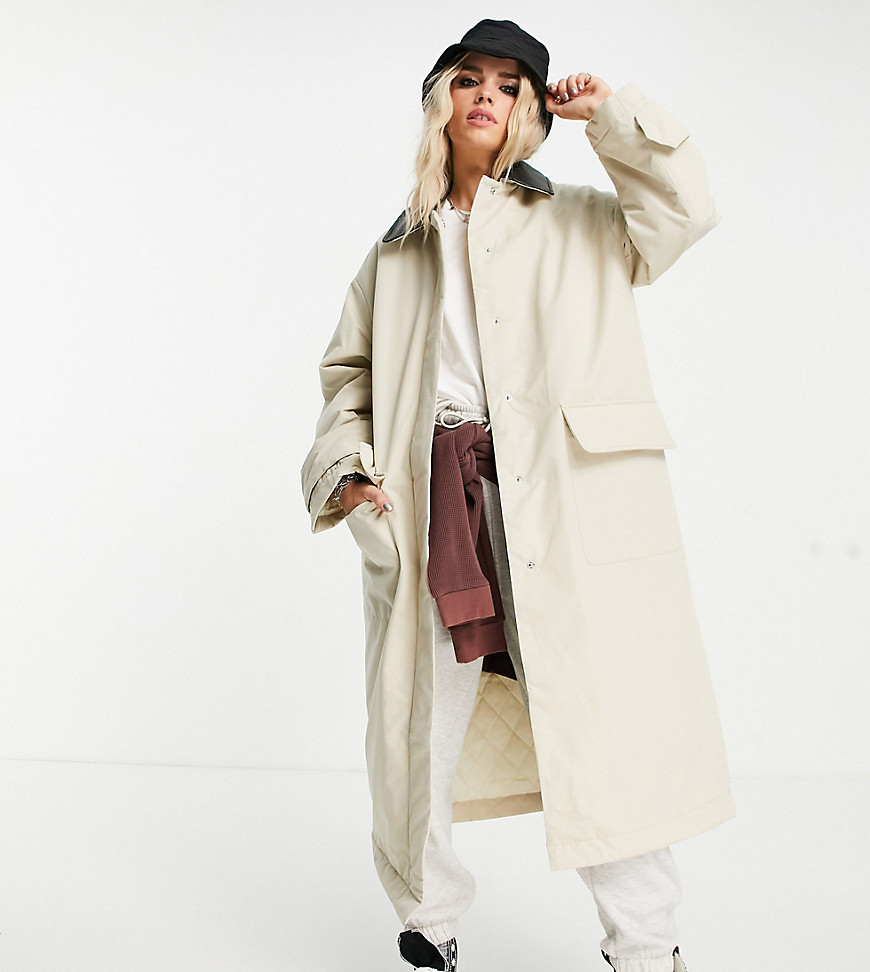 ASOS DESIGN Petite – Boyfriend-Trenchcoat in Stein mit Kragen aus Kunstlede günstig online kaufen