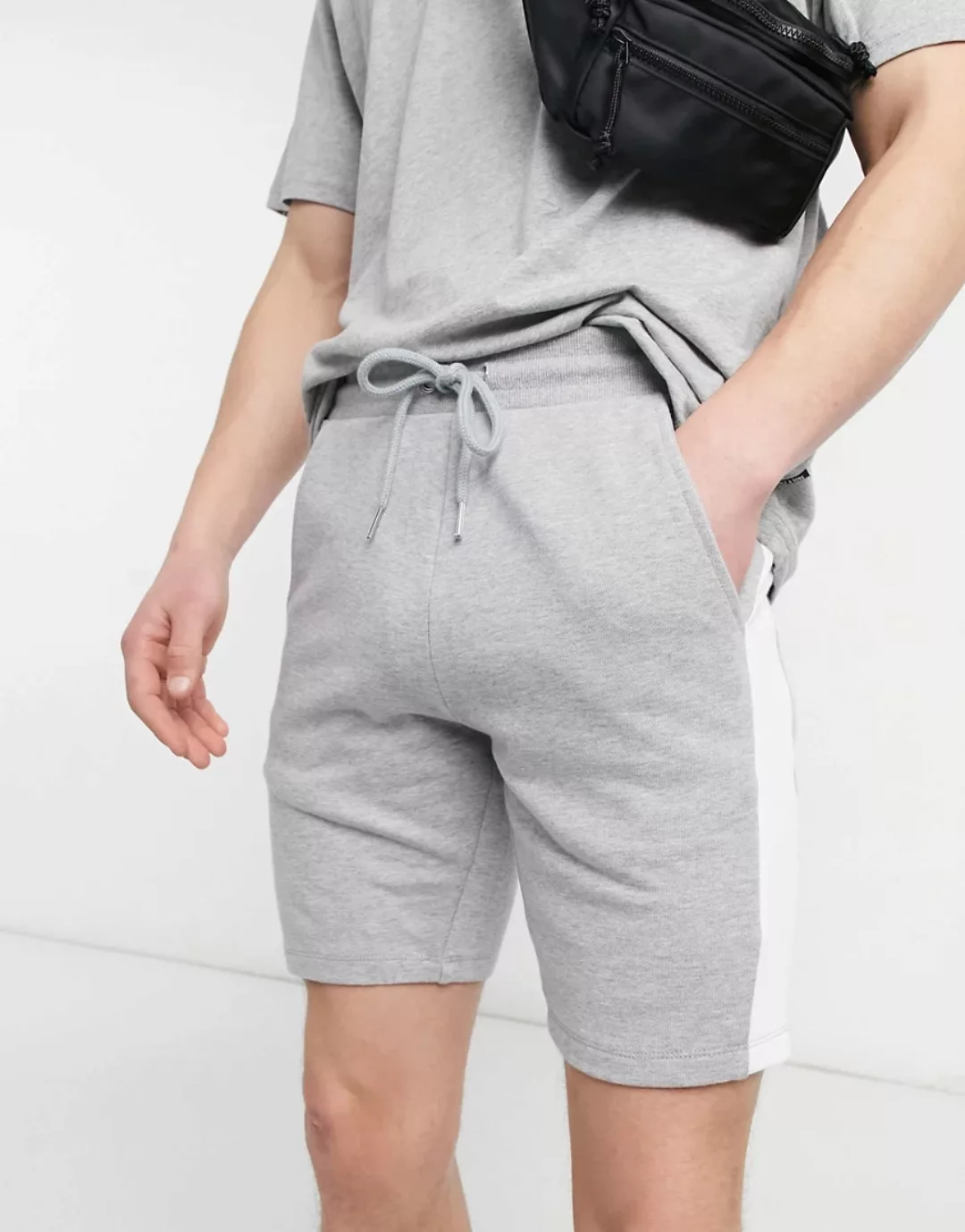 ASOS DESIGN – Enge Jersey-Shorts in Kalkgrau mit Seitenstreifen günstig online kaufen