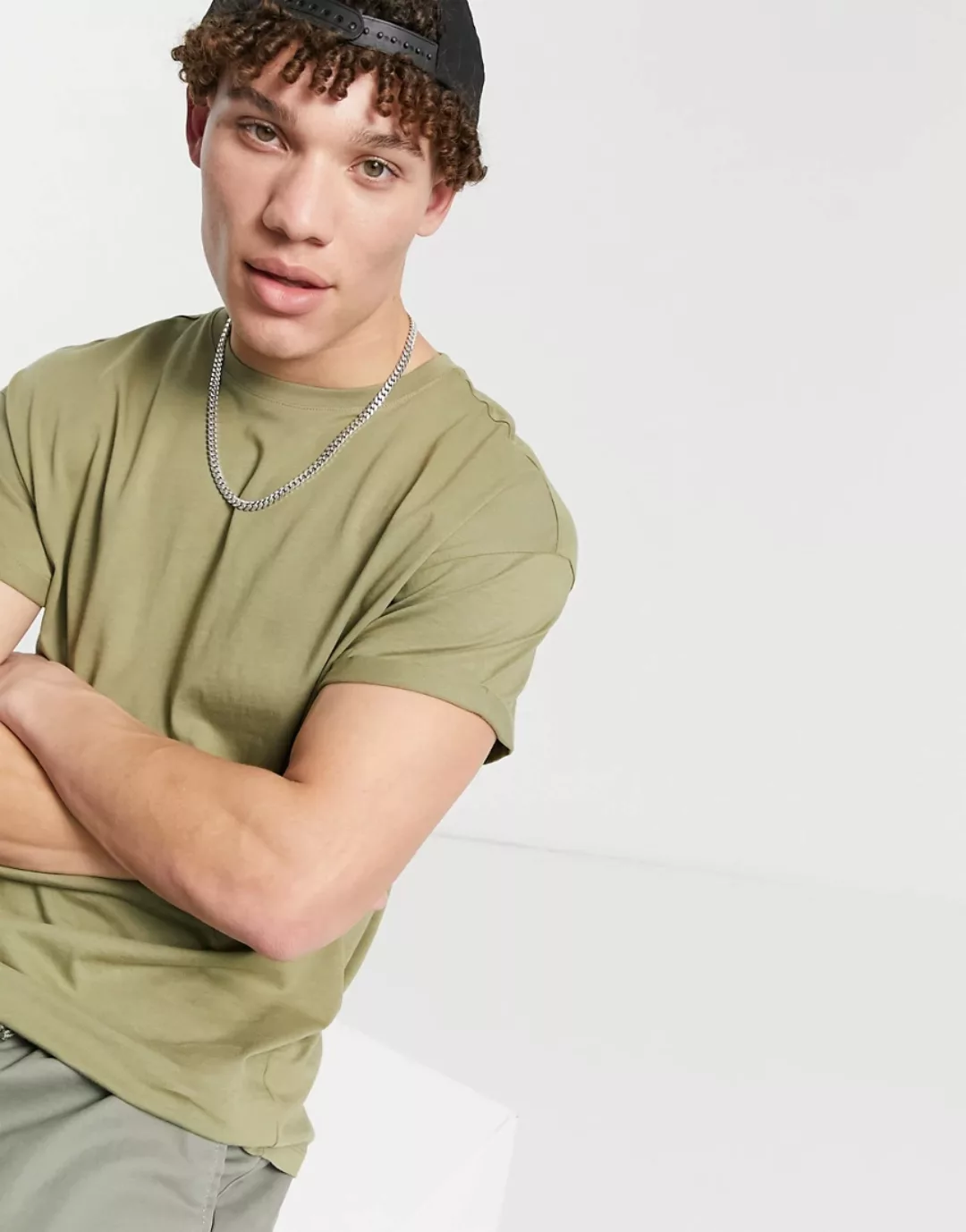 New Look – T-Shirt mit umgeschlagenen Ärmeln in Grün günstig online kaufen
