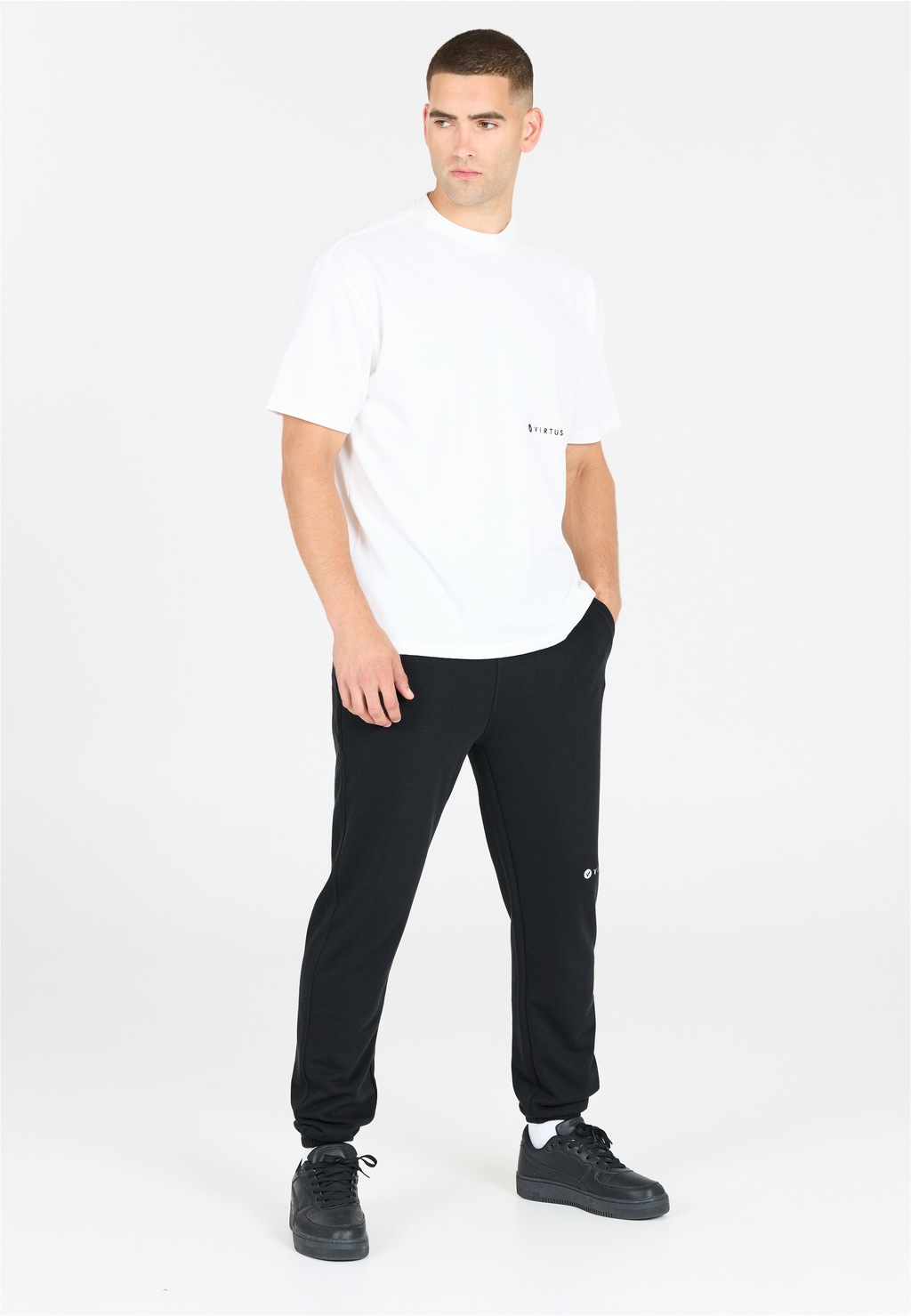 Virtus Sweathose "Kayden", aus weichem Stoff mit sportlichen Akzenten günstig online kaufen