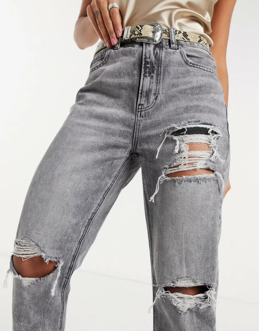 American Eagle – Mom-Jeans mit Zierrissen an den Knien in verwaschenem Schw günstig online kaufen