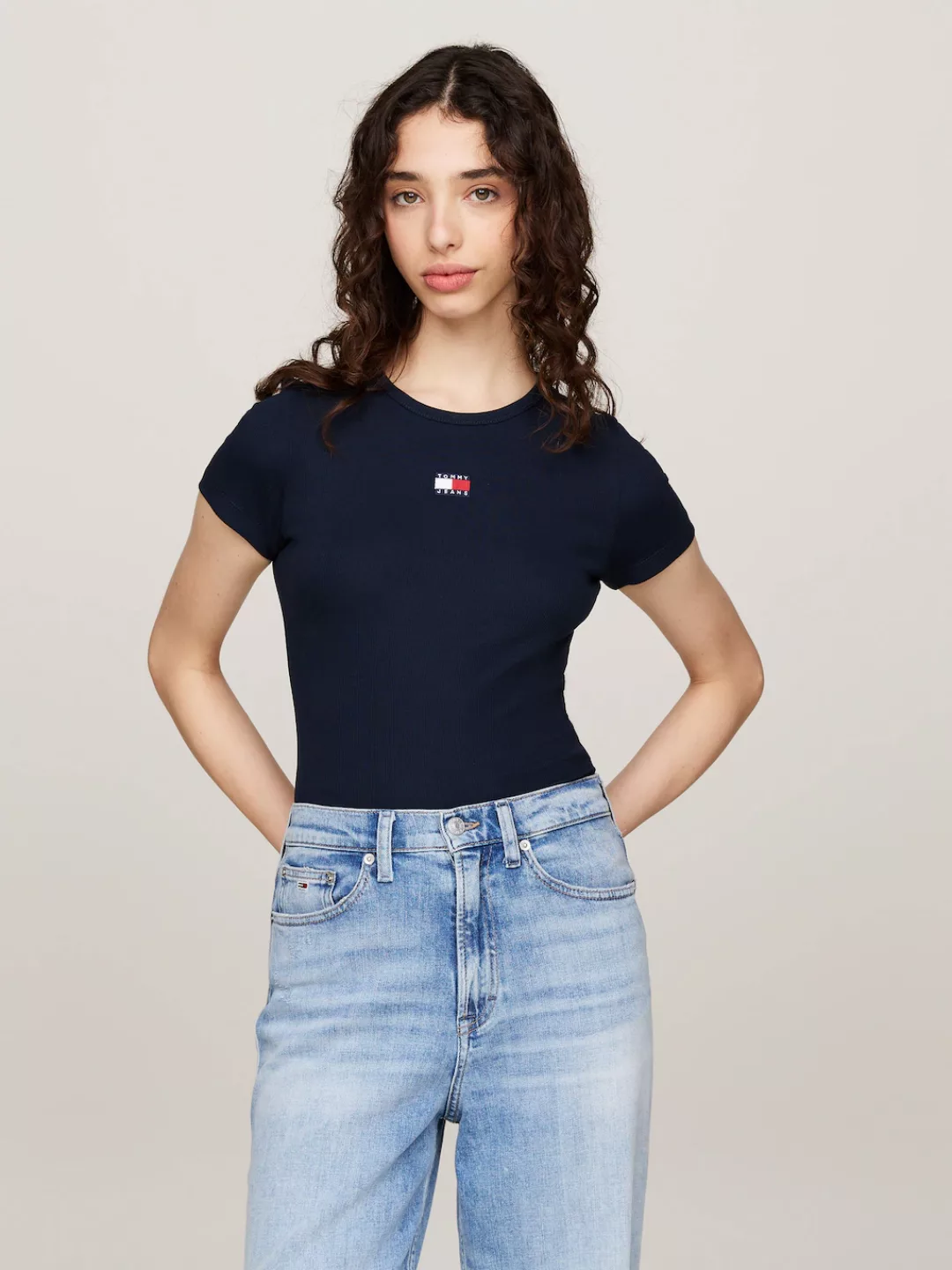 Tommy Jeans Rundhalsshirt "TJW SLIM BADGE RIB TEE", in Rippoptik, mit Logo- günstig online kaufen