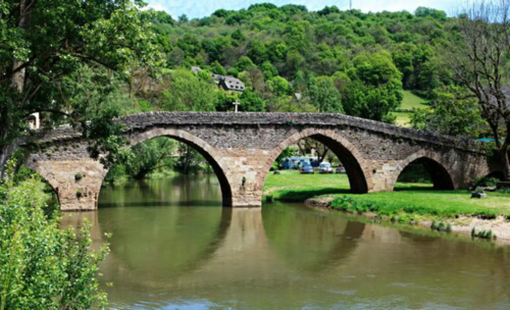 Papermoon Fototapete »STEIN-BRÜCKE-FLUSS DORF WALD BÄUME GEBIRGE STRAND ANT günstig online kaufen