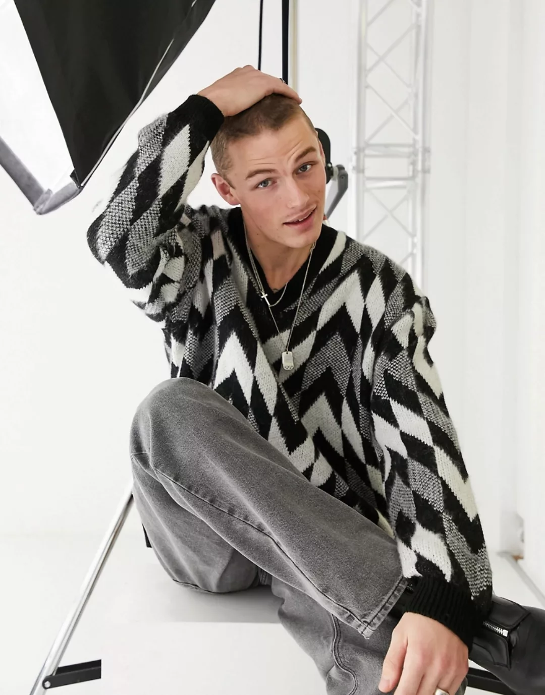 ASOS DESIGN – Oversize-Strickpullover mit V-Ausschnitt mit monochromem Scha günstig online kaufen