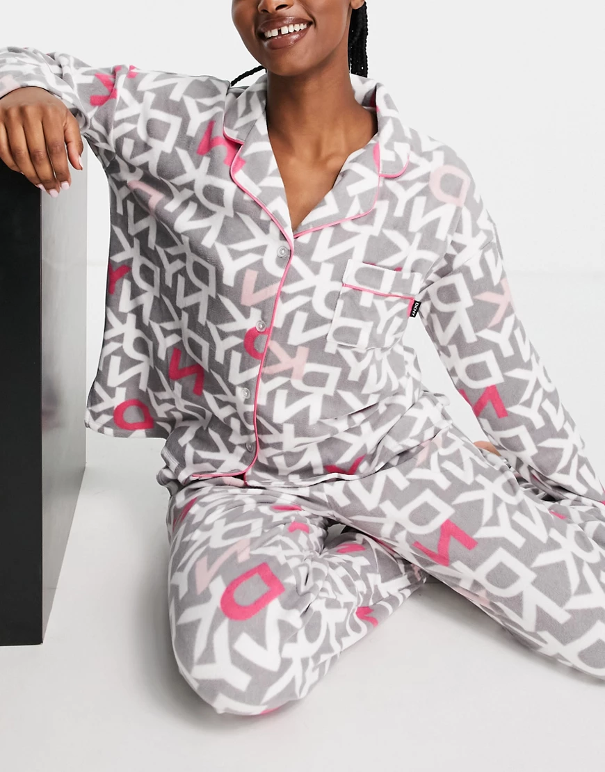 DKNY – Gemütlicher, elastischer Pyjama aus Fleece in Grau/Rosa mit Logoprin günstig online kaufen