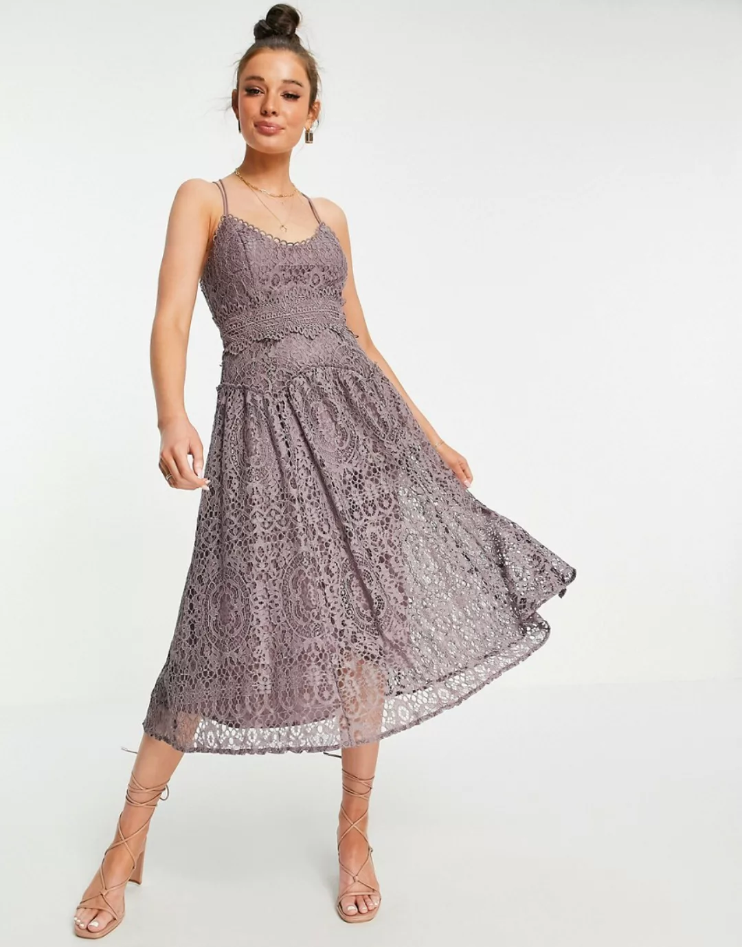 ASOS DESIGN – Midi-Ballkleid aus Spitze in Staub-Malve mit Camisole-Trägern günstig online kaufen