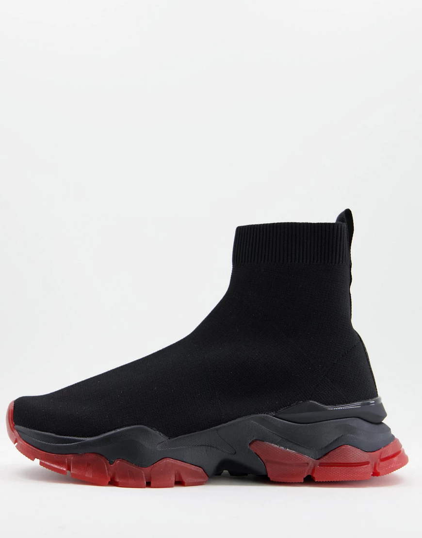 ASOS DESIGN – Gestrickte Sneaker in Schwarz mit roter Sohle günstig online kaufen