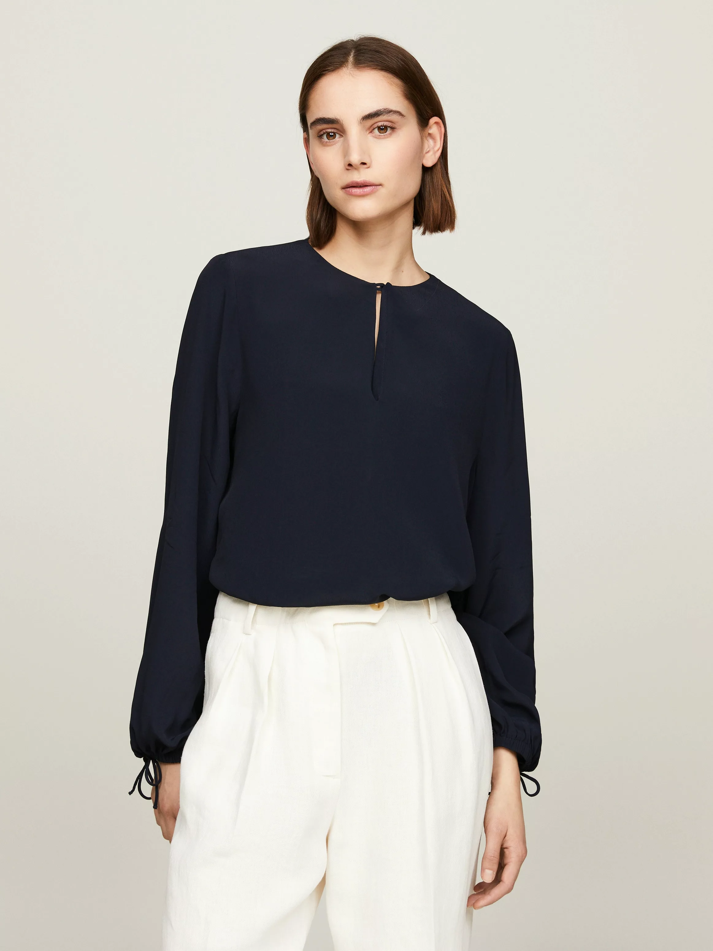 Tommy Hilfiger Crepebluse "VISCOSE CREPE SOLID VN BLOUSE", mit Metalllabel günstig online kaufen