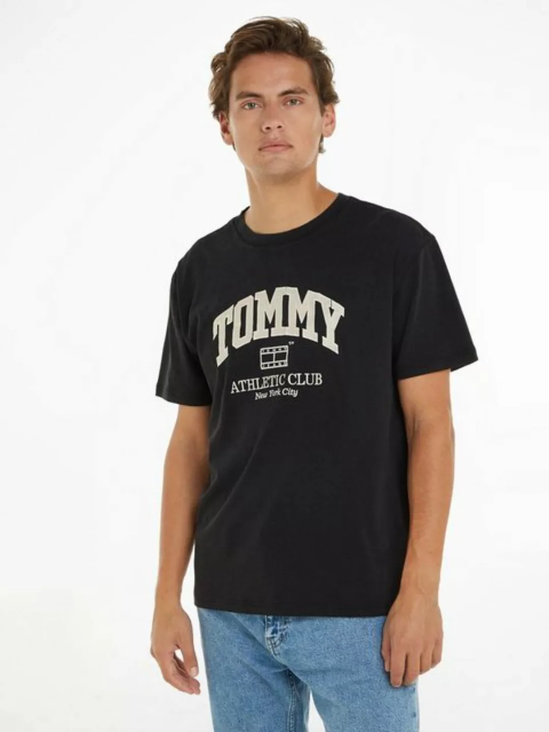 Tommy Jeans T-Shirt TJM REG ATHLETIC CLUB TEE Logo im College-Stil auf der günstig online kaufen