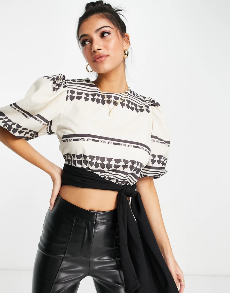 In The Style x Lorna Luxe – Kurz geschnittenes Oberteil mit geometrischem M günstig online kaufen