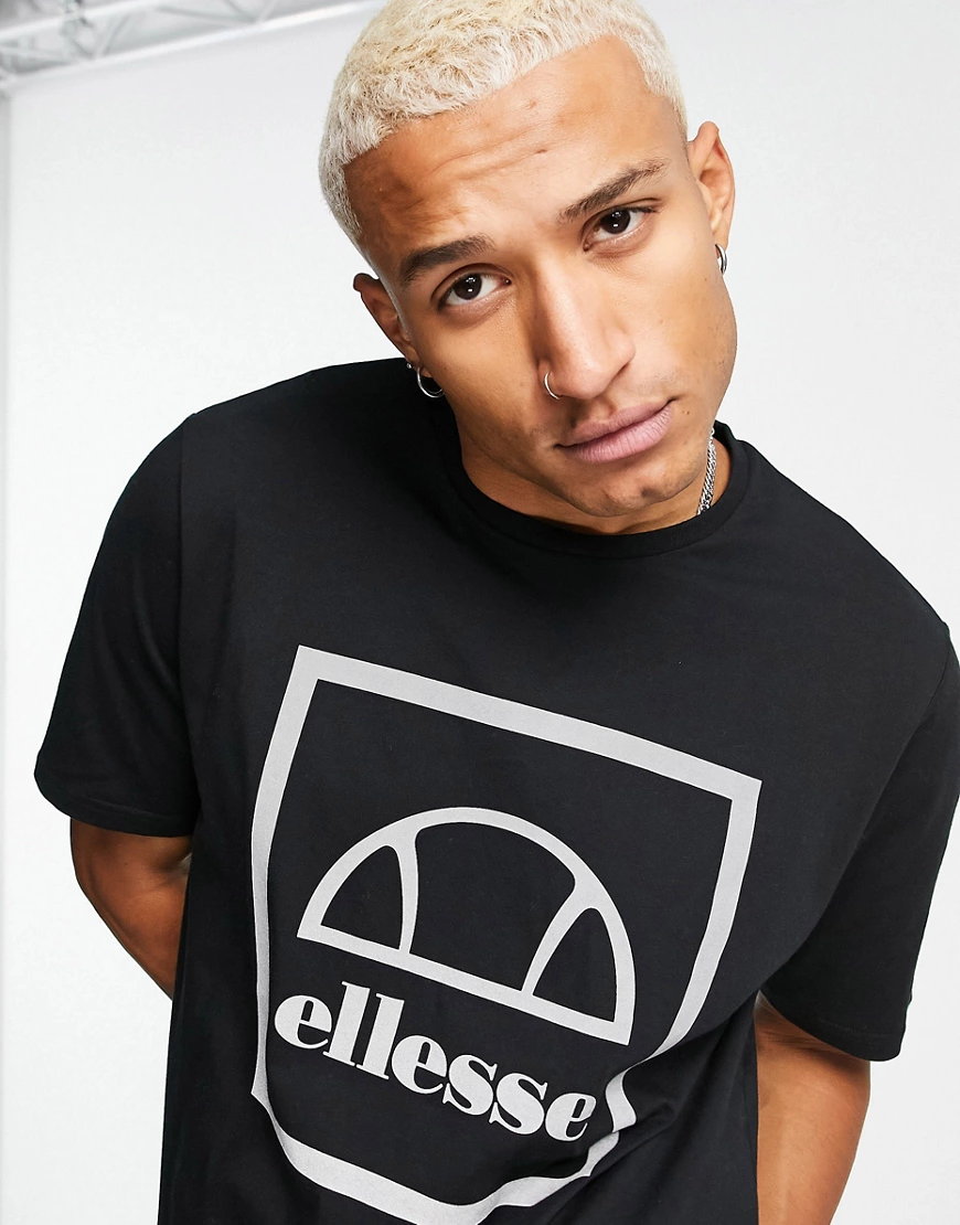 ellesse – T-Shirt in Schwarz mit reflektierendem Markenlogo günstig online kaufen