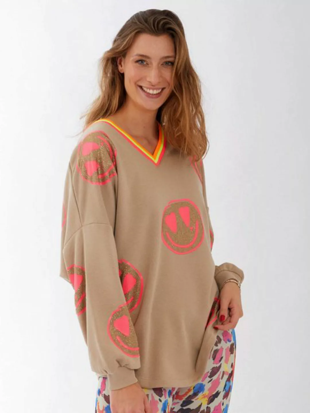 Miss Goodlife Sweatshirt V-Neck Heartface Sand günstig online kaufen