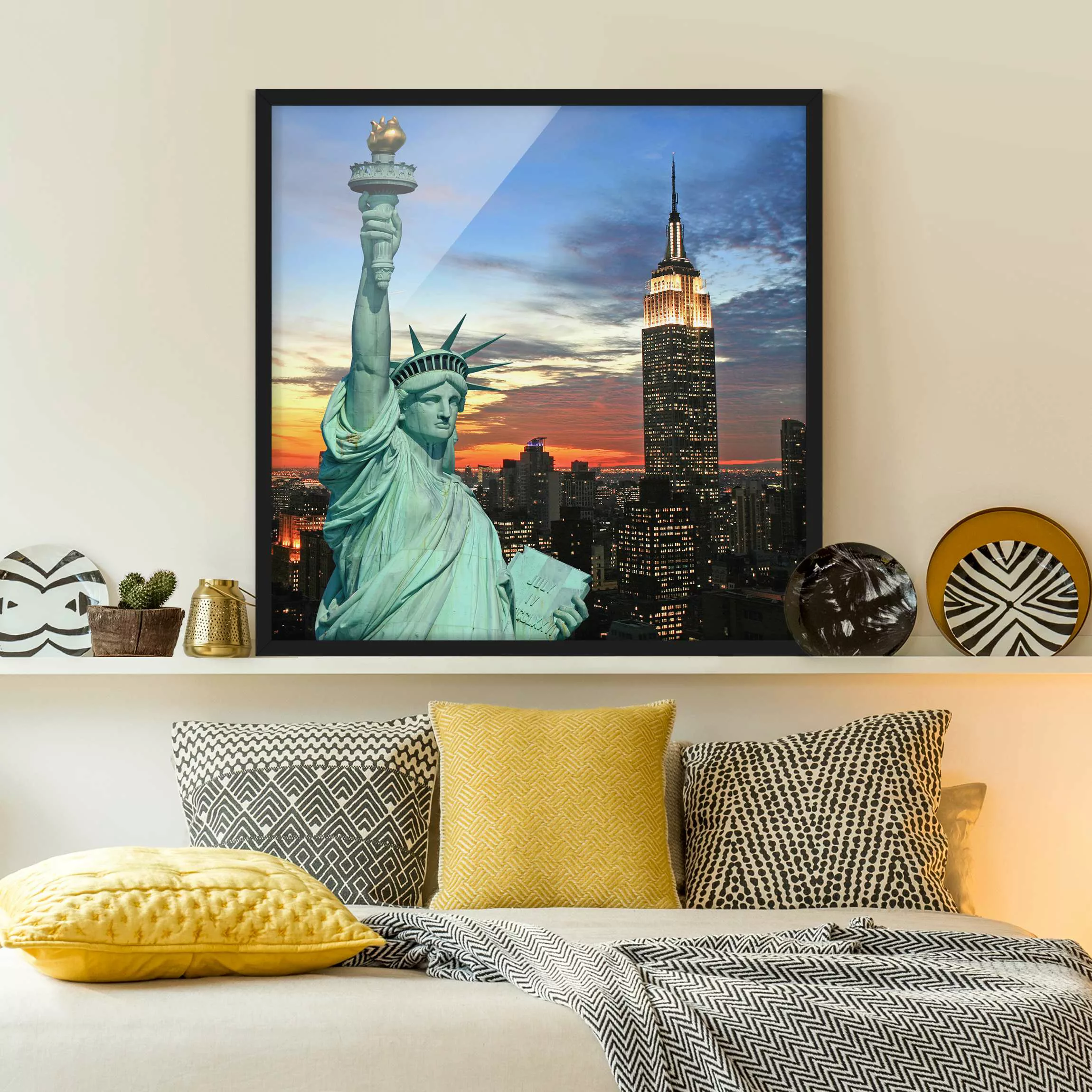 Bild mit Rahmen Architektur & Skyline - Quadrat New York at Night günstig online kaufen