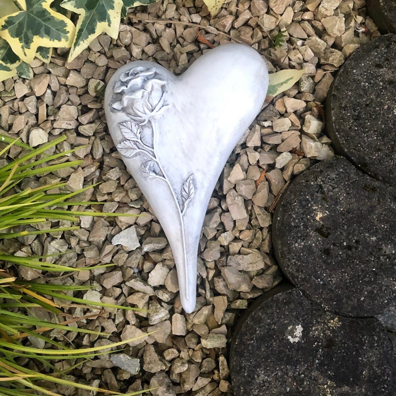 Radami Gartenfigur Grabherz Herz mit Rose günstig online kaufen