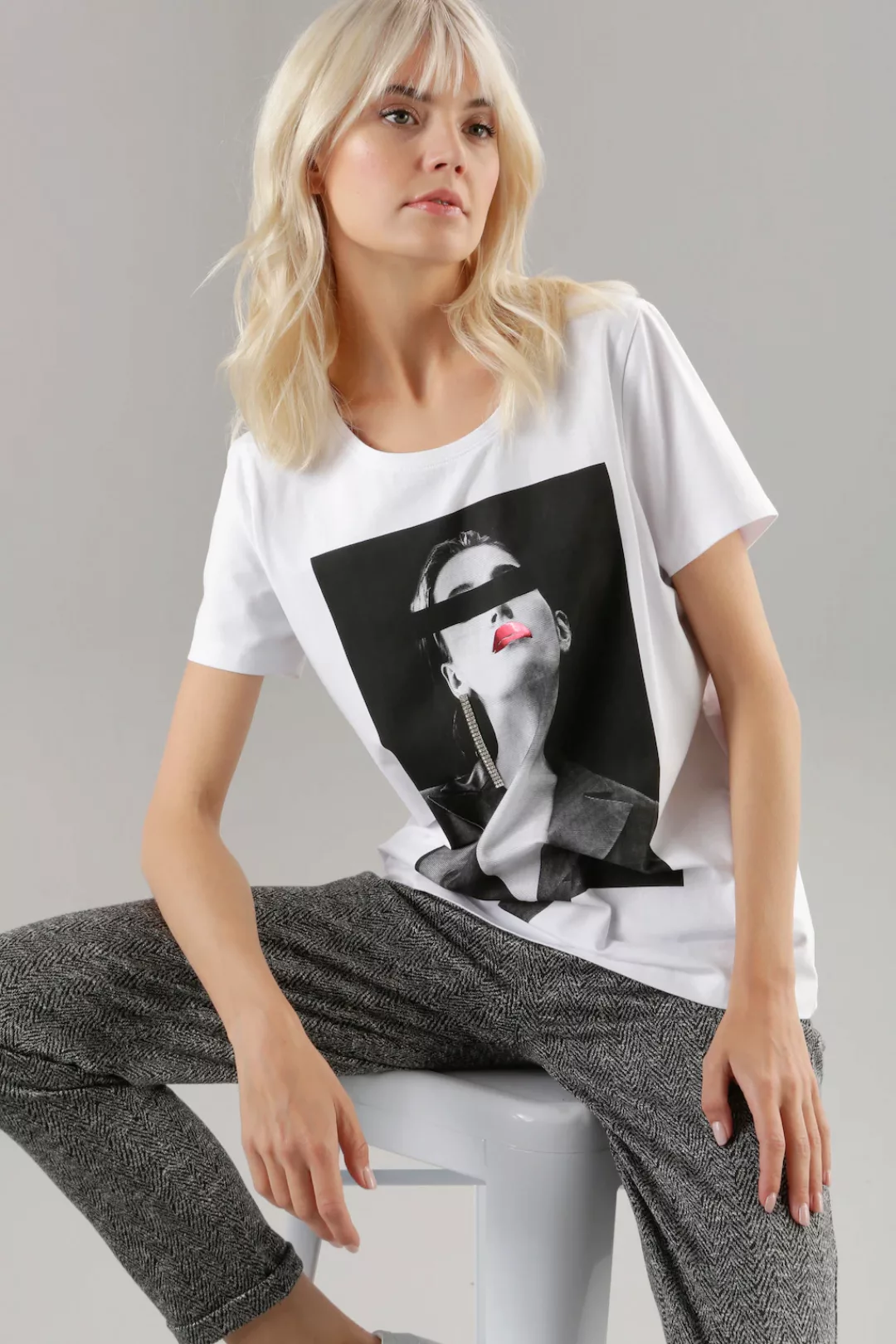 Aniston SELECTED T-Shirt, mit Strasssteinen verziert günstig online kaufen