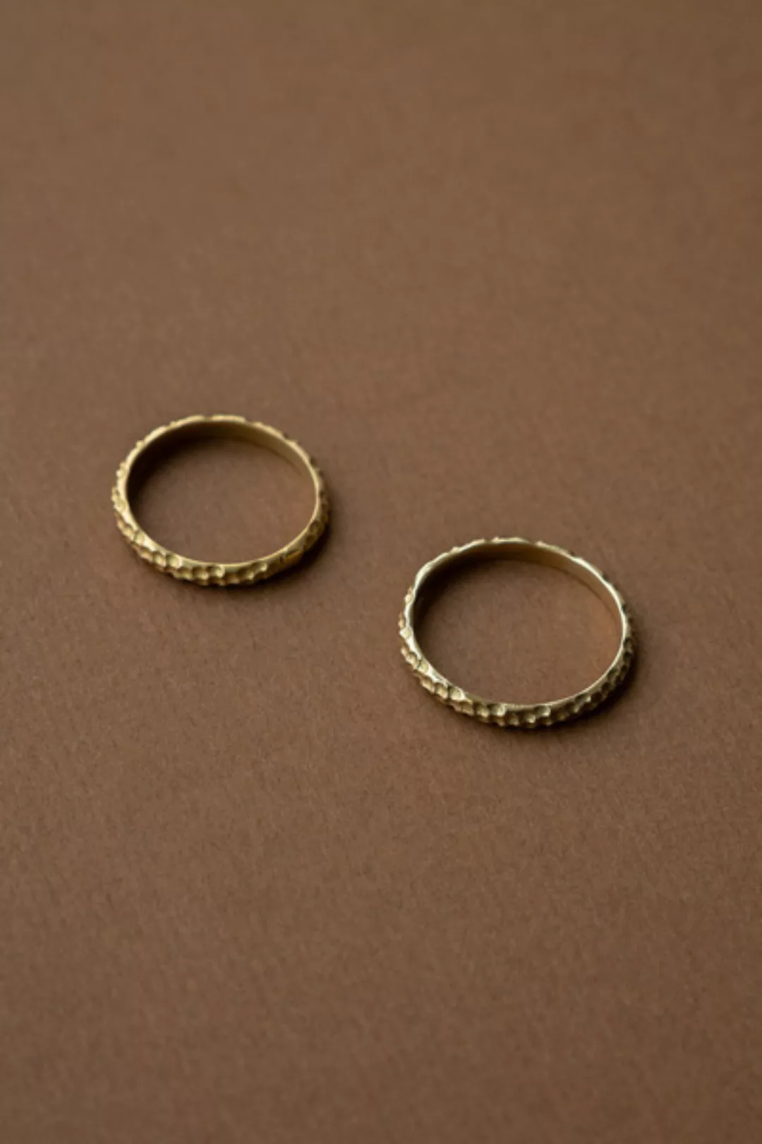 Goldener Ring Bindu Aus Messing Mit Gehämmerter Oberfläche günstig online kaufen