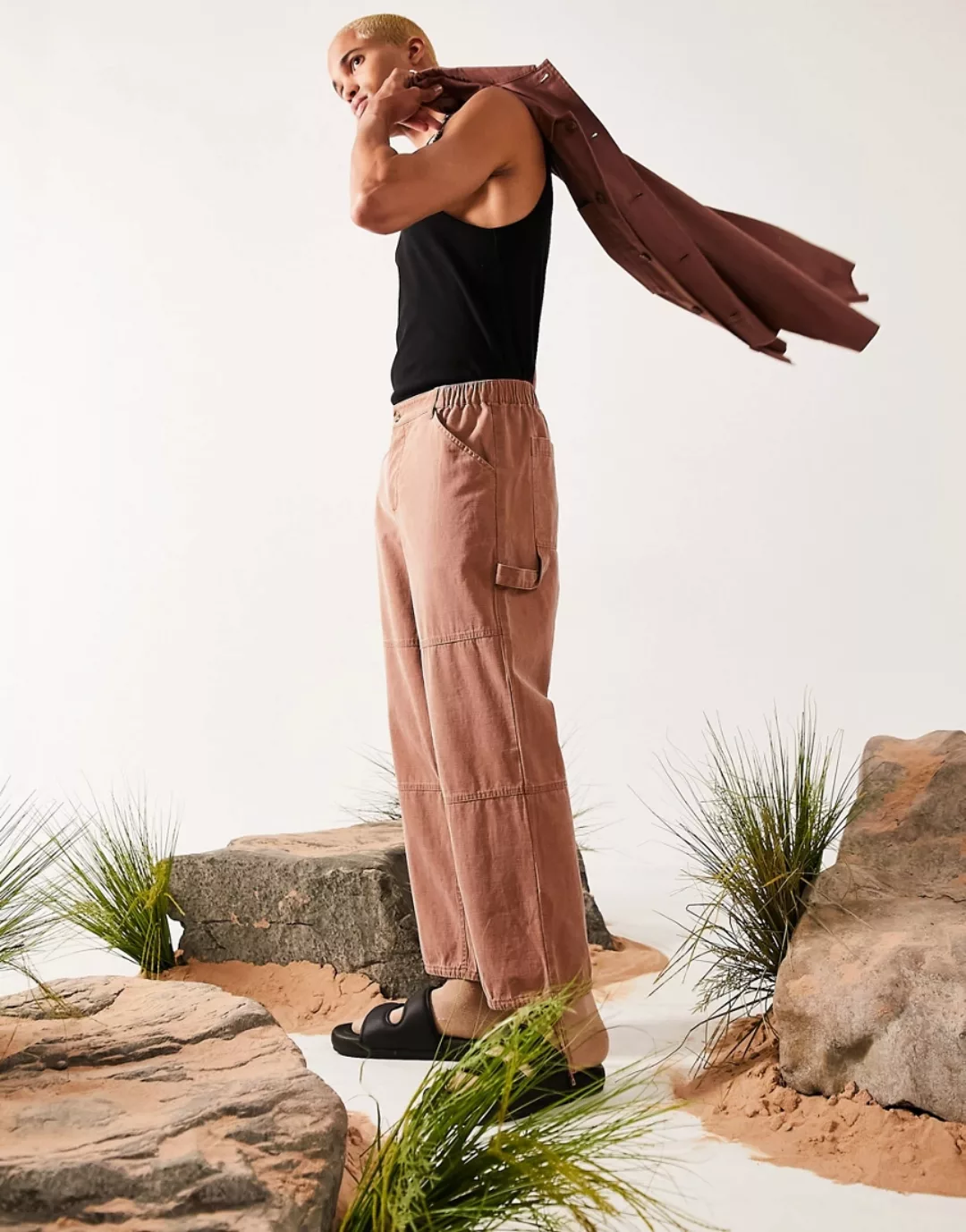 ASOS DESIGN – Weit geschnittene, strukturierte Hose in Braun mit Werkzeugta günstig online kaufen