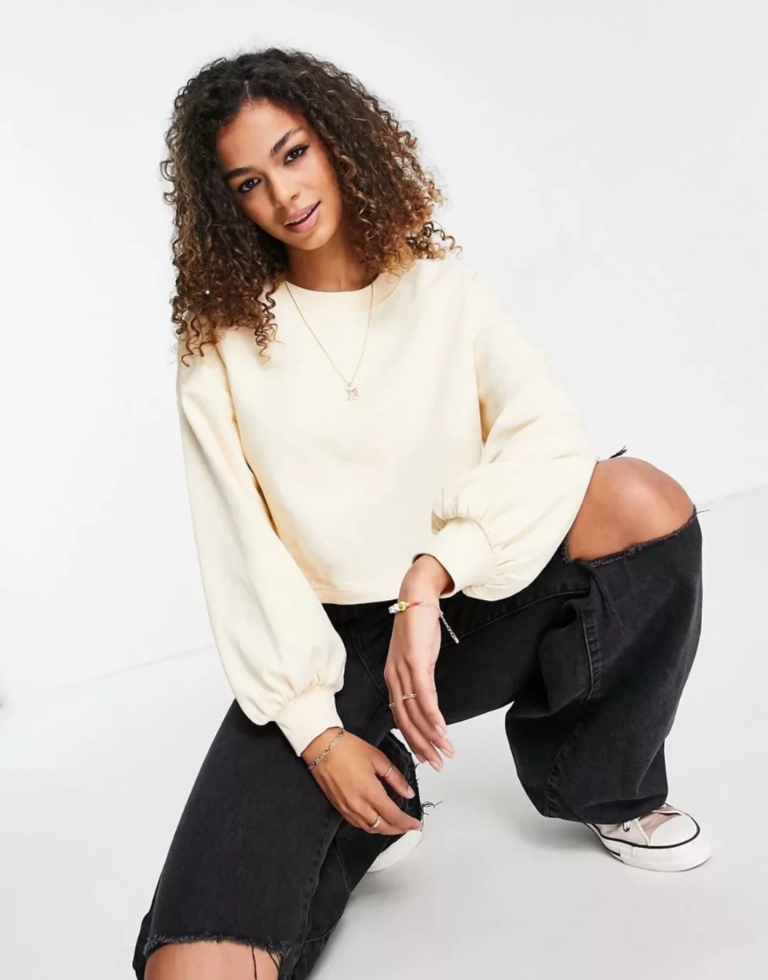 Monki – Olinda – Sweatshirt aus natürlich gefärbter Bio-Baumwolle in Blassg günstig online kaufen