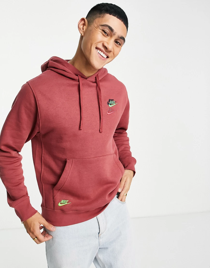 Nike – Essential – Fleece-Kapuzenpullover in Zedernrot mit bunten Logos-Bra günstig online kaufen
