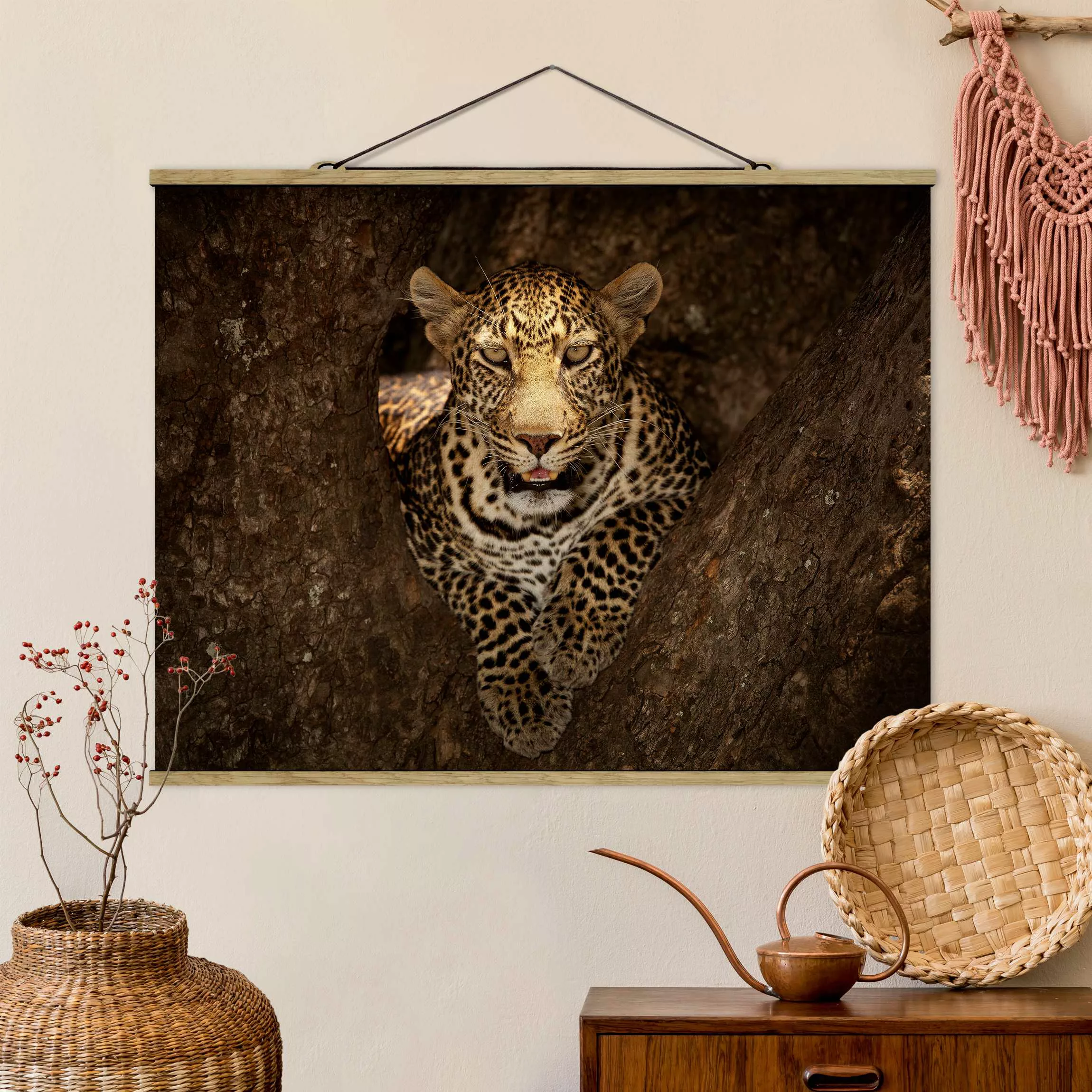 Stoffbild Tiere mit Posterleisten - Querformat Leopard ruht auf einem Baum günstig online kaufen