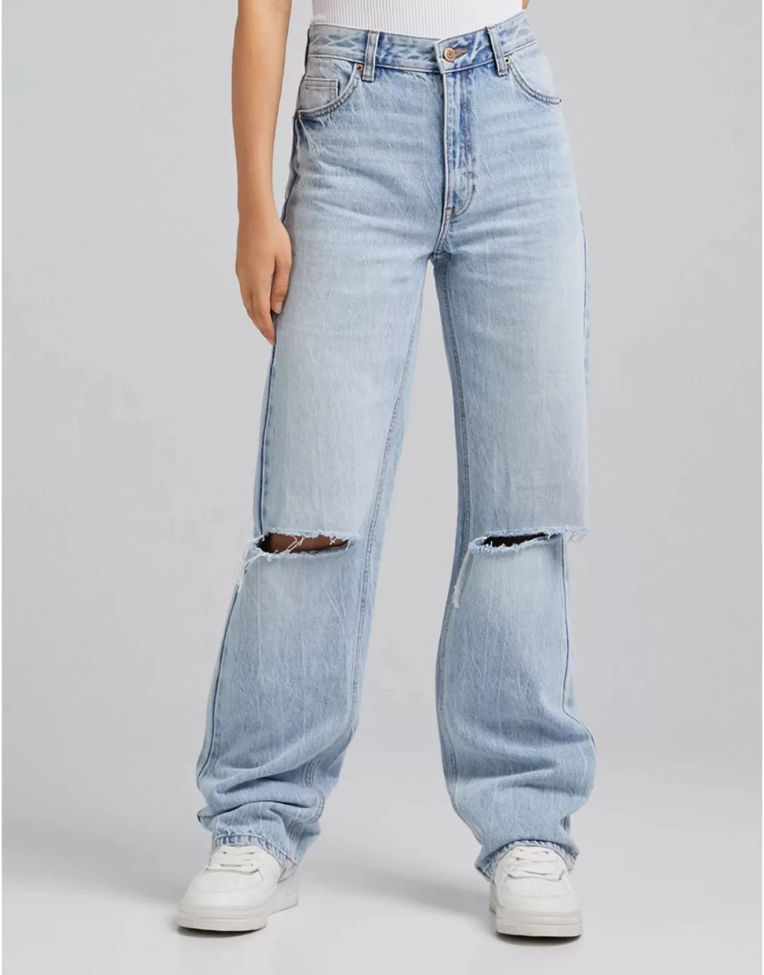 Bershka – Dad-Jeans mit Zierrissen in Bleichwaschung-Blau günstig online kaufen