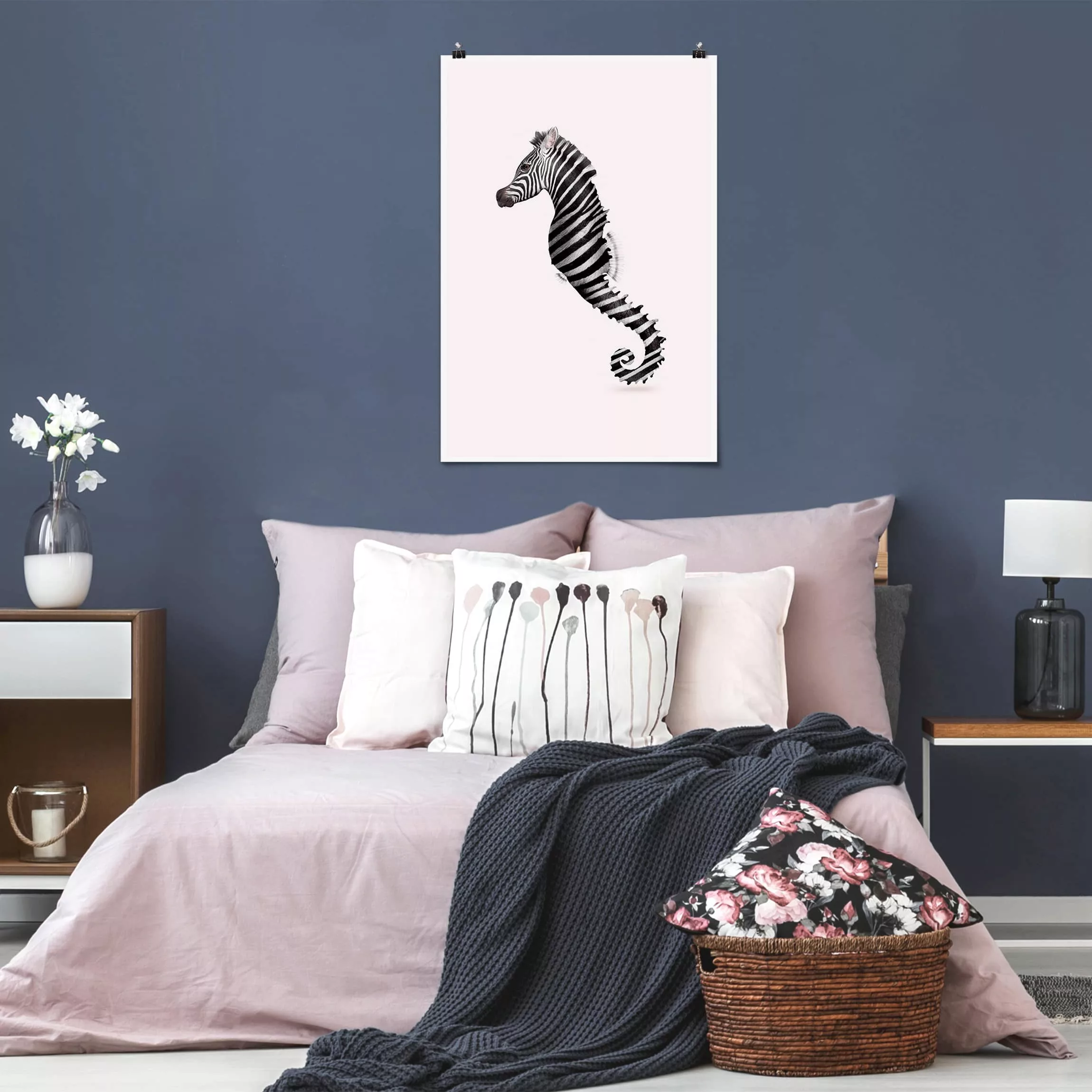 Poster Tiere - Hochformat Seepferdchen mit Zebrastreifen günstig online kaufen