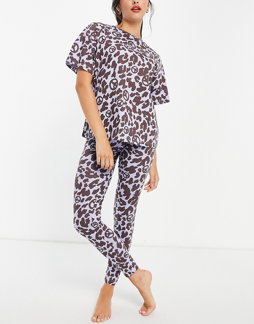 ASOS DESIGN – Pyjama mit Oversize-T-Shirt und Leggings mit Peace- und Tierm günstig online kaufen