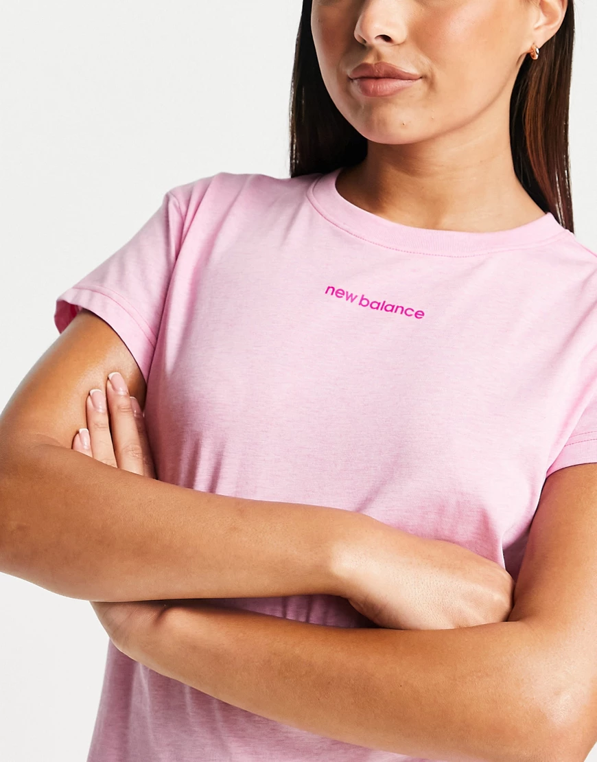 New Balance – Relentless – T-Shirt in Rosa mit Rundhalsausschnitt und klein günstig online kaufen